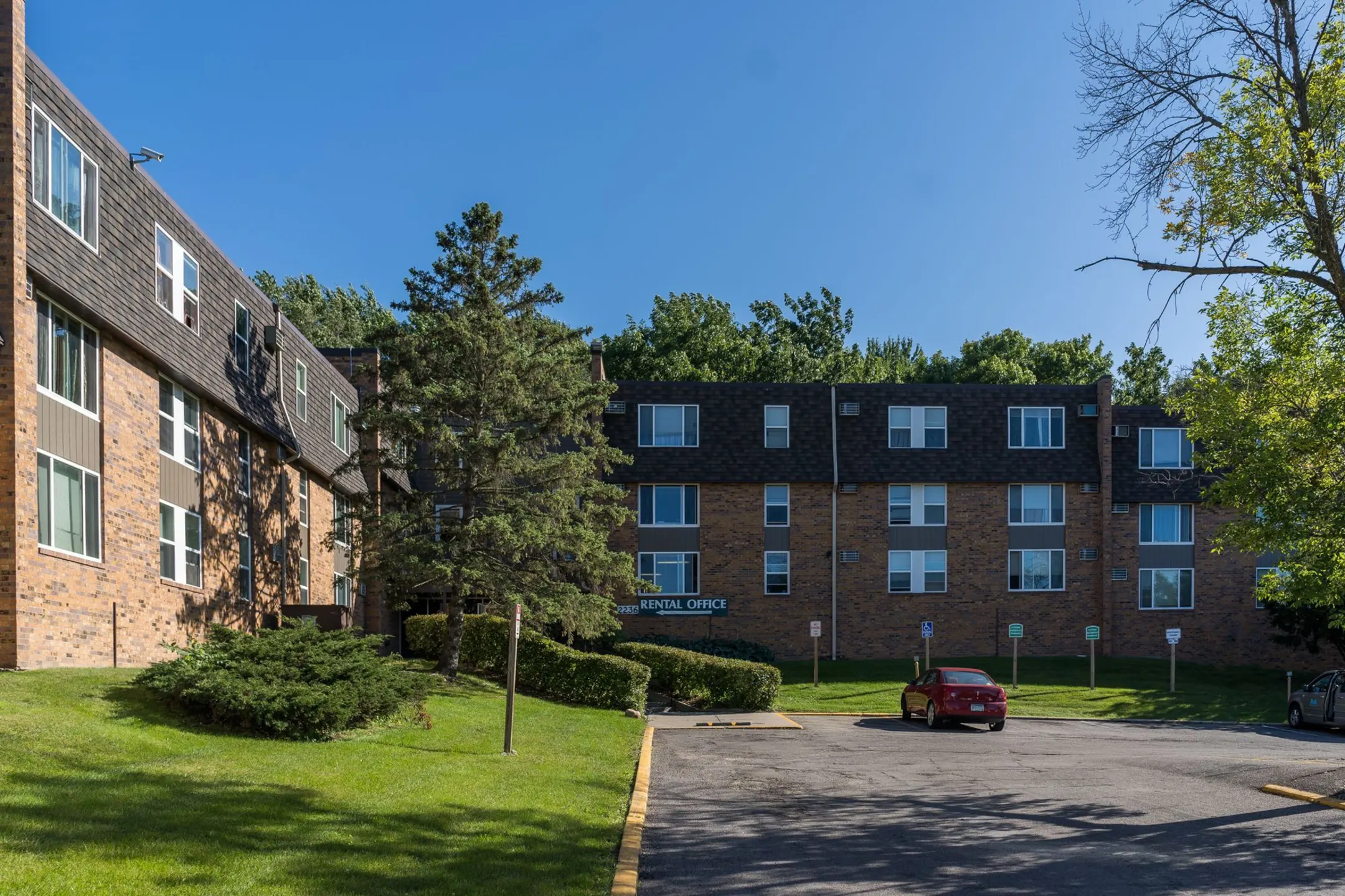 Shamrock Court 2236 Lower Afton Rd E Saint Paul MN Apartments for