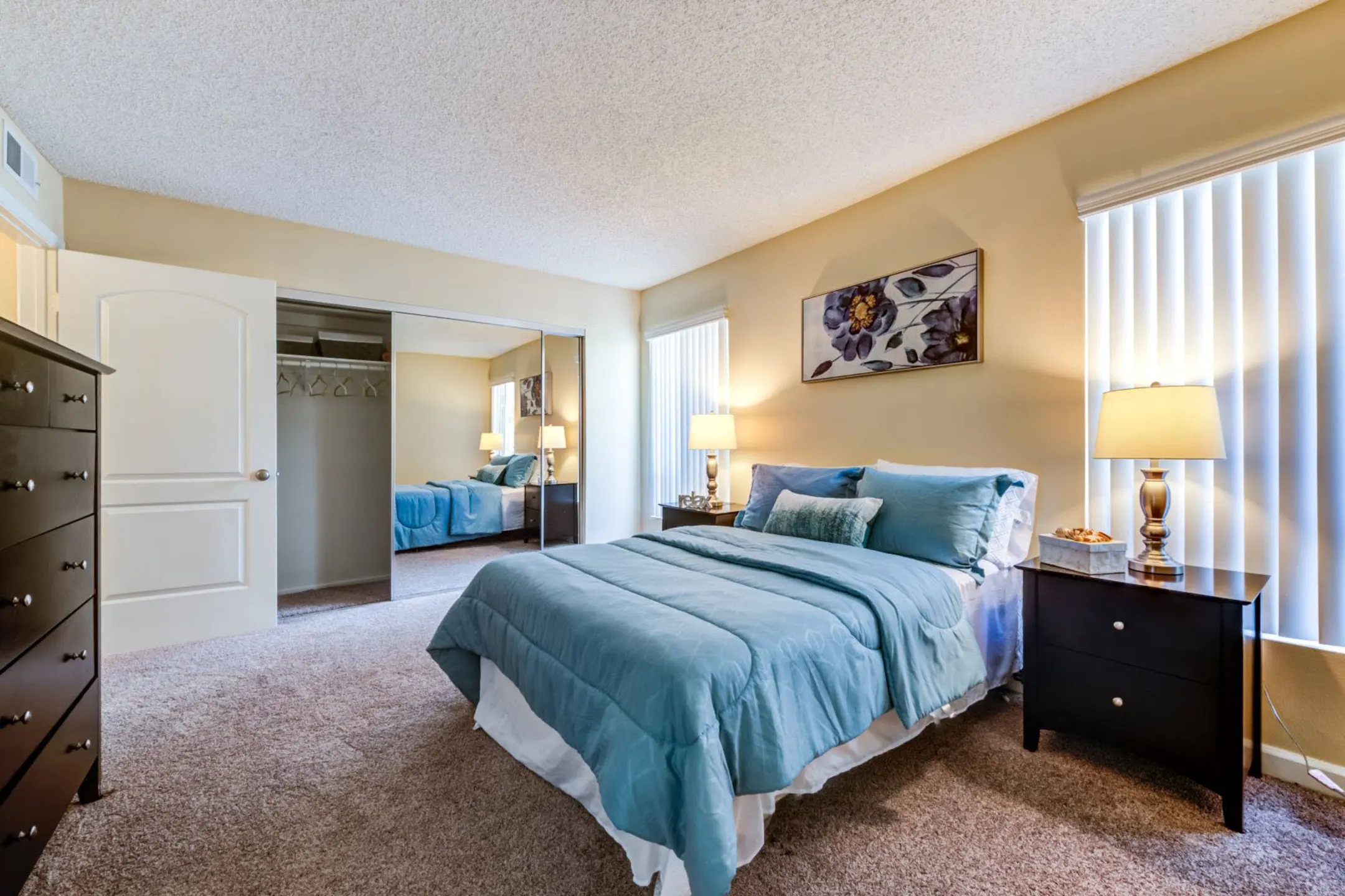 The Ritz Apartments 10947 Bloomfield St North Hollywood, CA