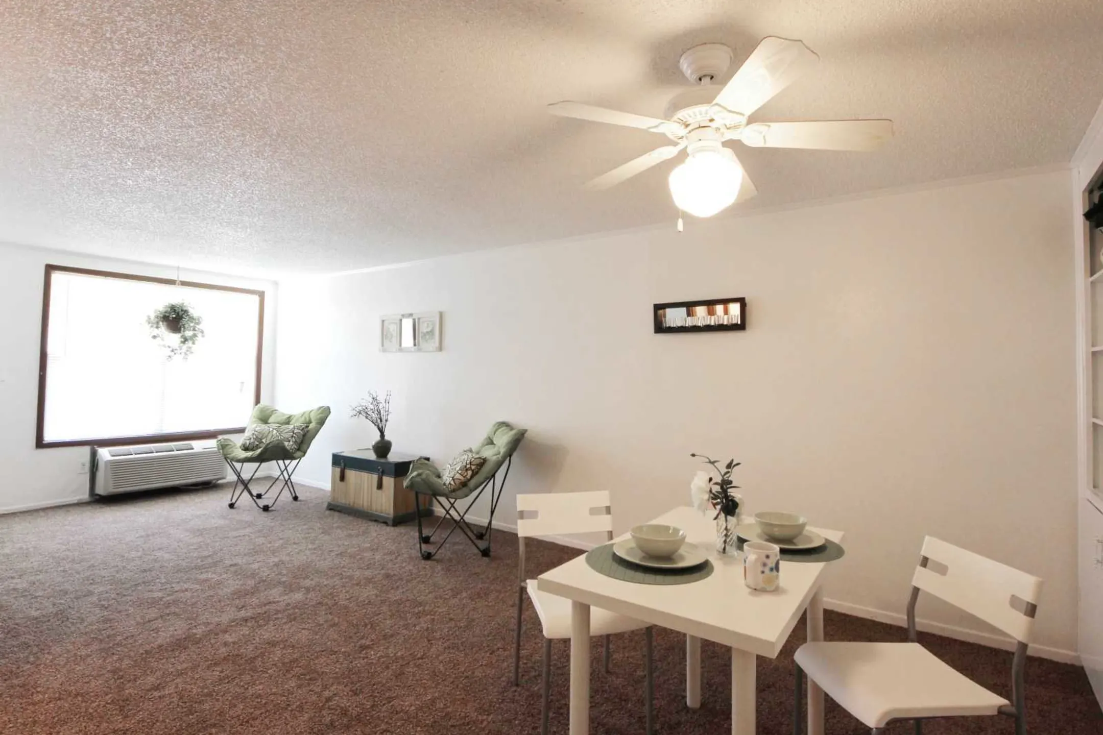 Living Room - Heatherwood Apartments - Kissimmee, FL