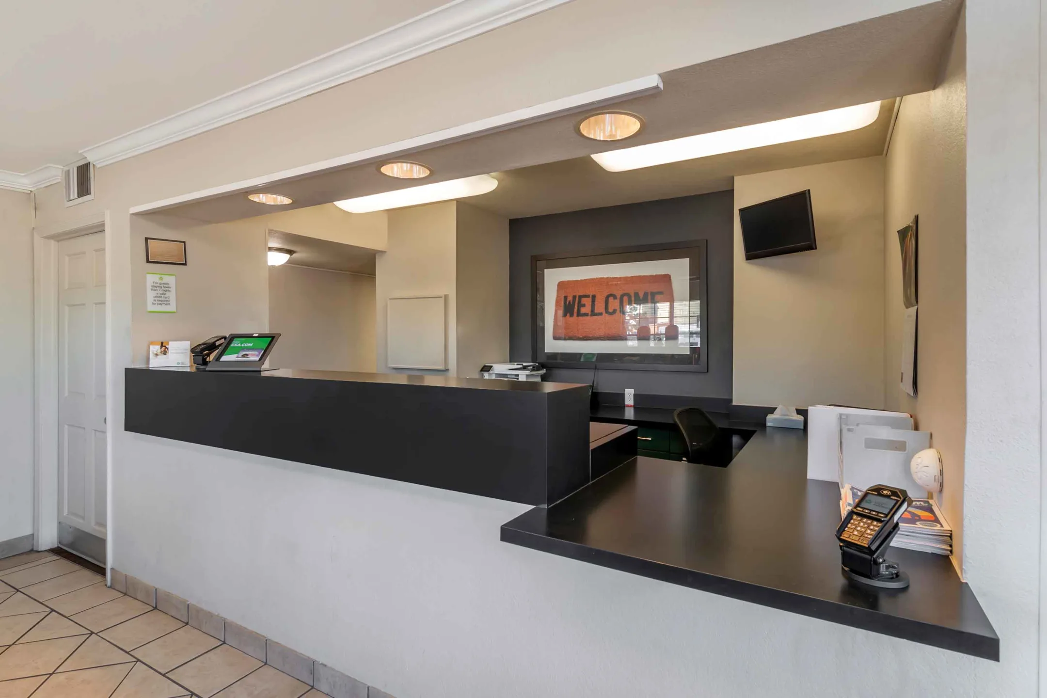 Furnished Studio Kansas City Shawnee Mission Apartments Merriam, KS 66202