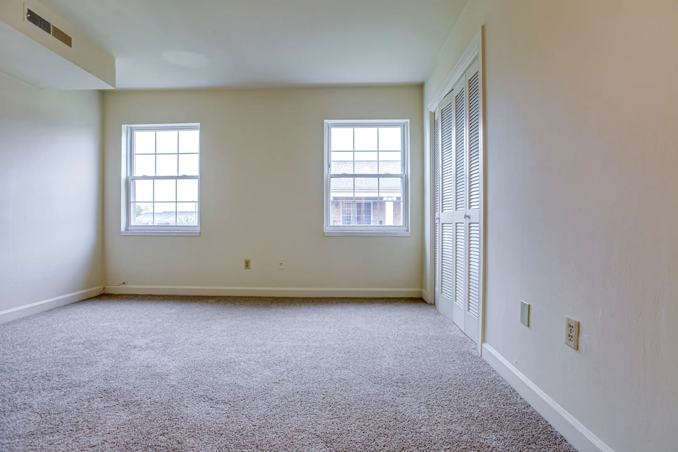 Living Room - Brandon Point Apartments - Roanoke, VA