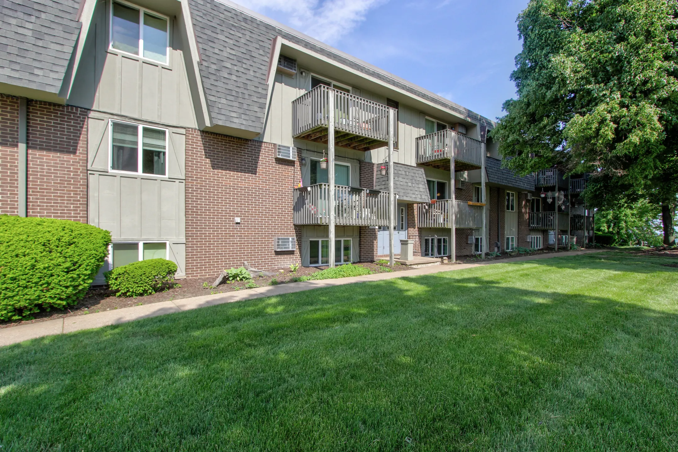 Windjammer Apartments - Sheffield Lake, OH 44054