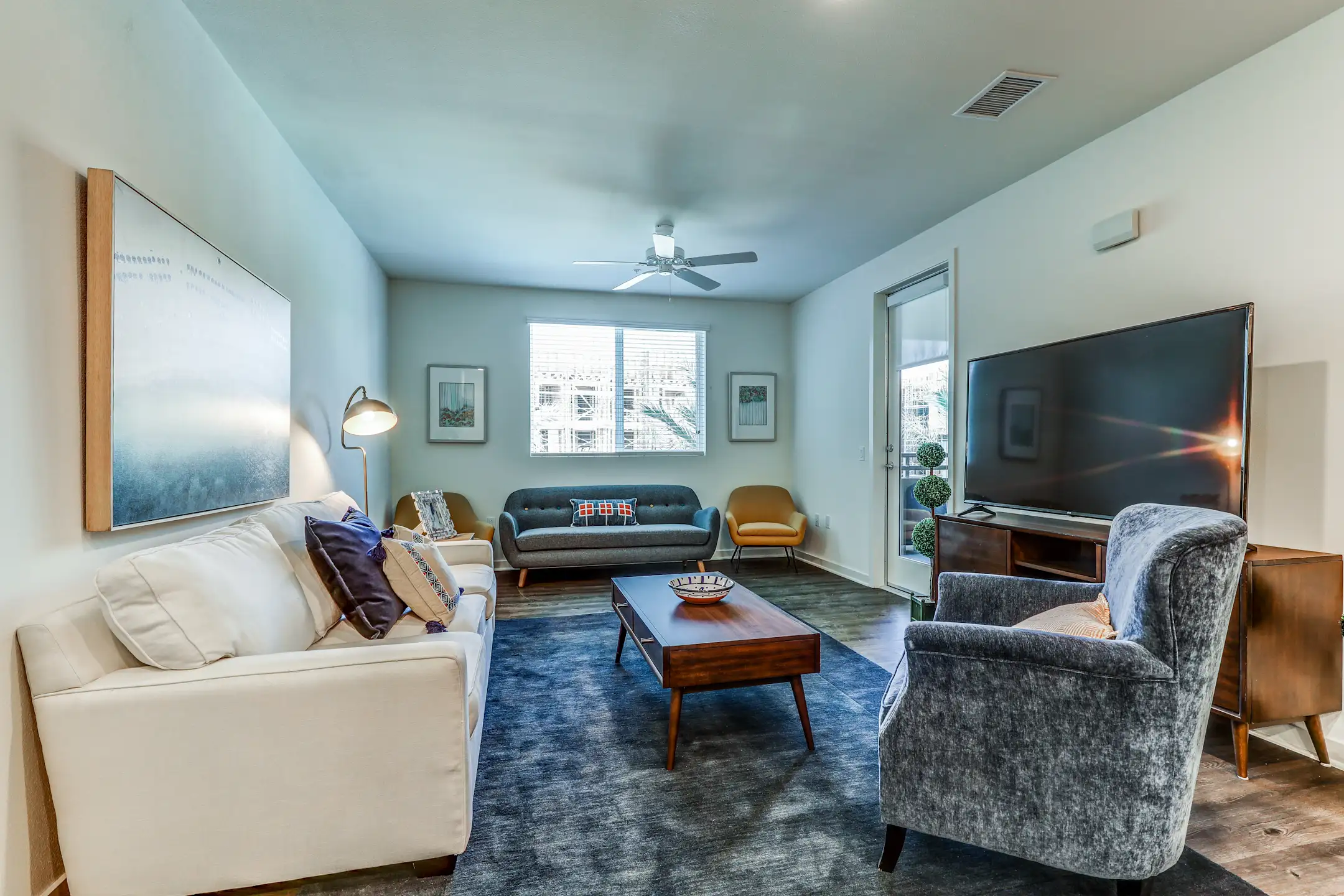 Wagon Wheel Town Square Apartments Oxnard, CA 93036