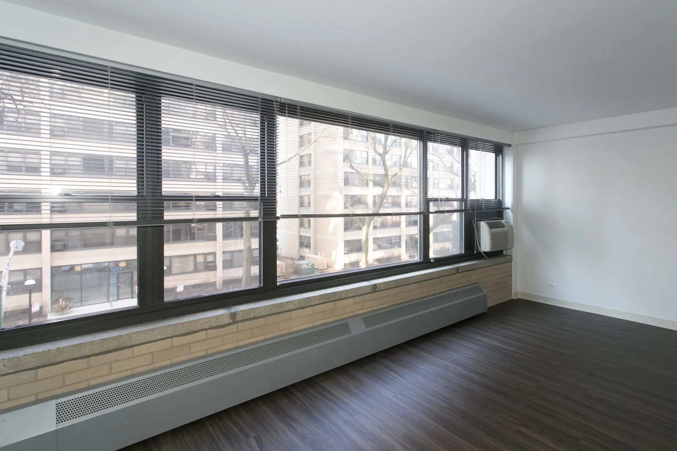 The Algonquin 1606 E Hyde Park Blvd Chicago, IL Apartments for Rent