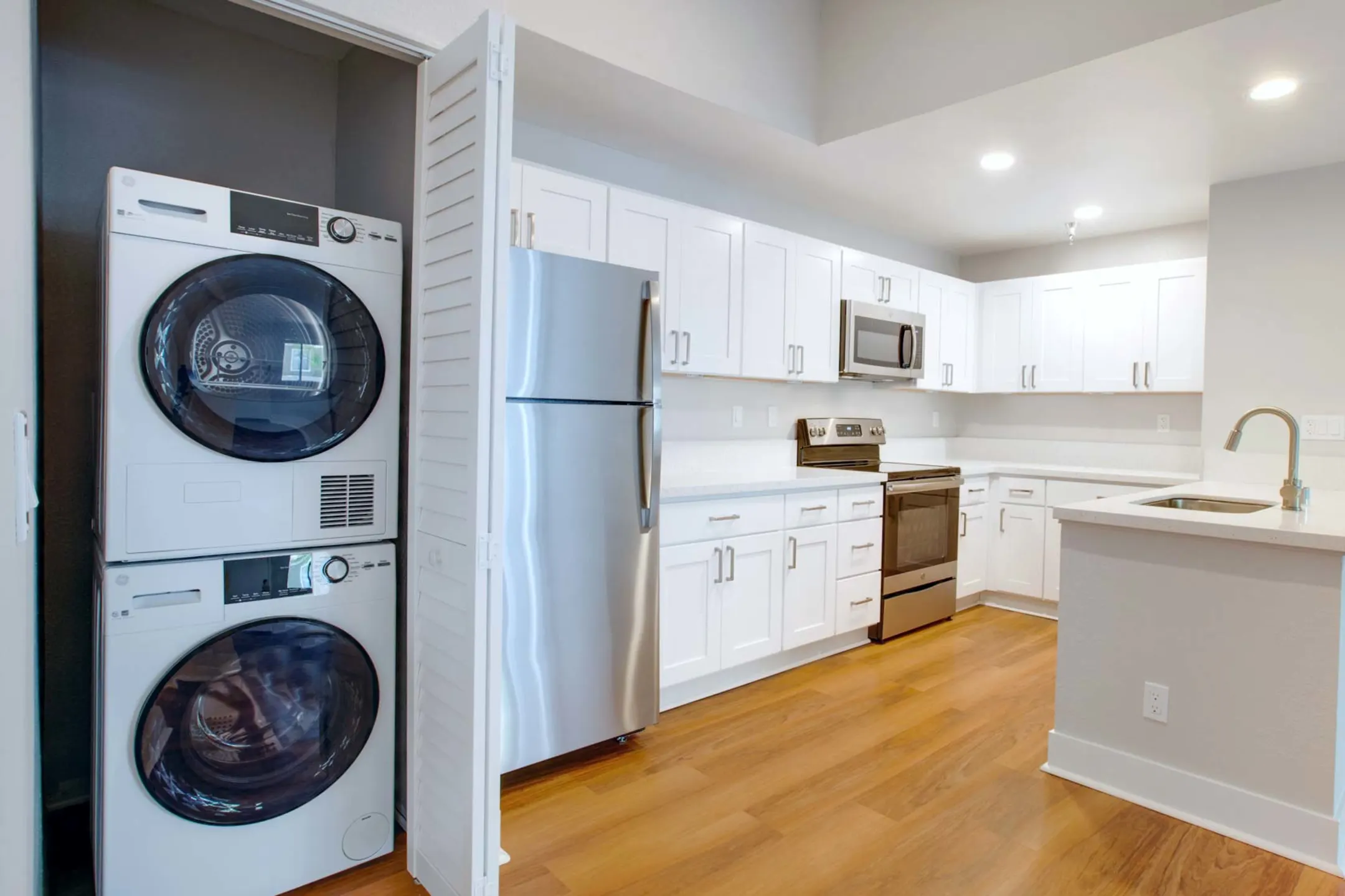 Island Club Apartments 2300 Catalina Cir Oceanside, CA Apartments