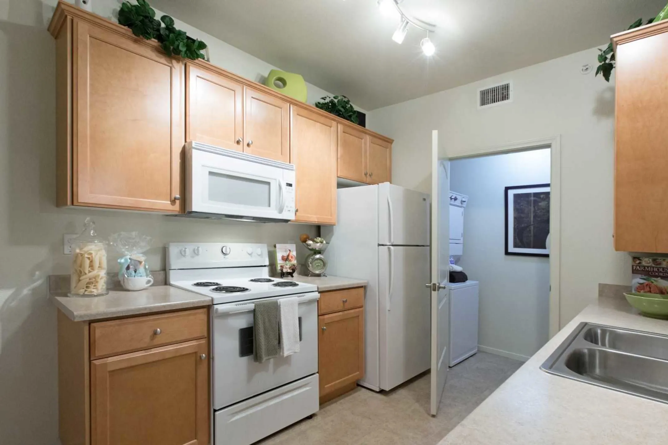 Kitchen - Palmilla Luxury Apartment Homes - Fresno, CA