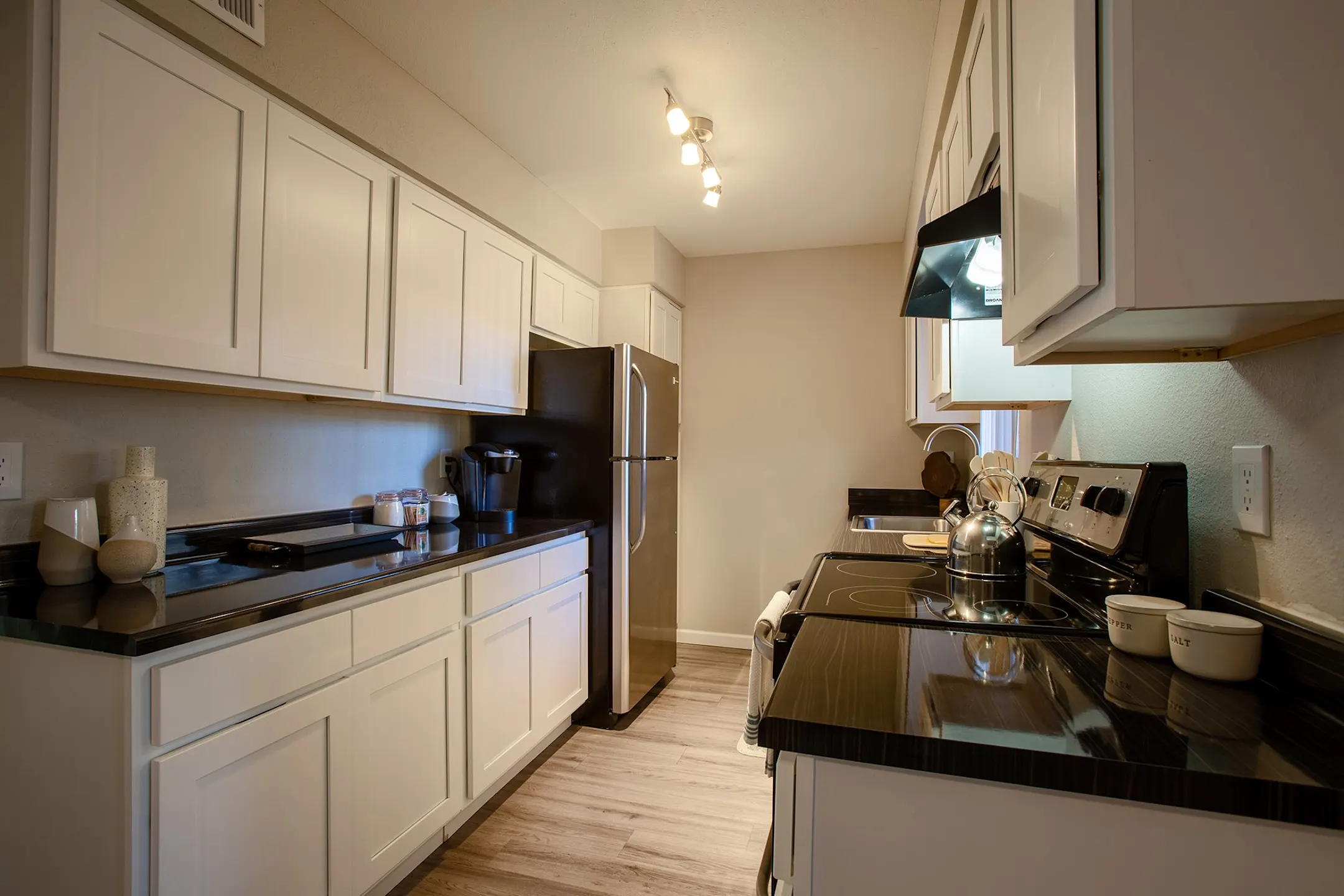 Kitchen - Montecito at Northeast Heights - Albuquerque, NM