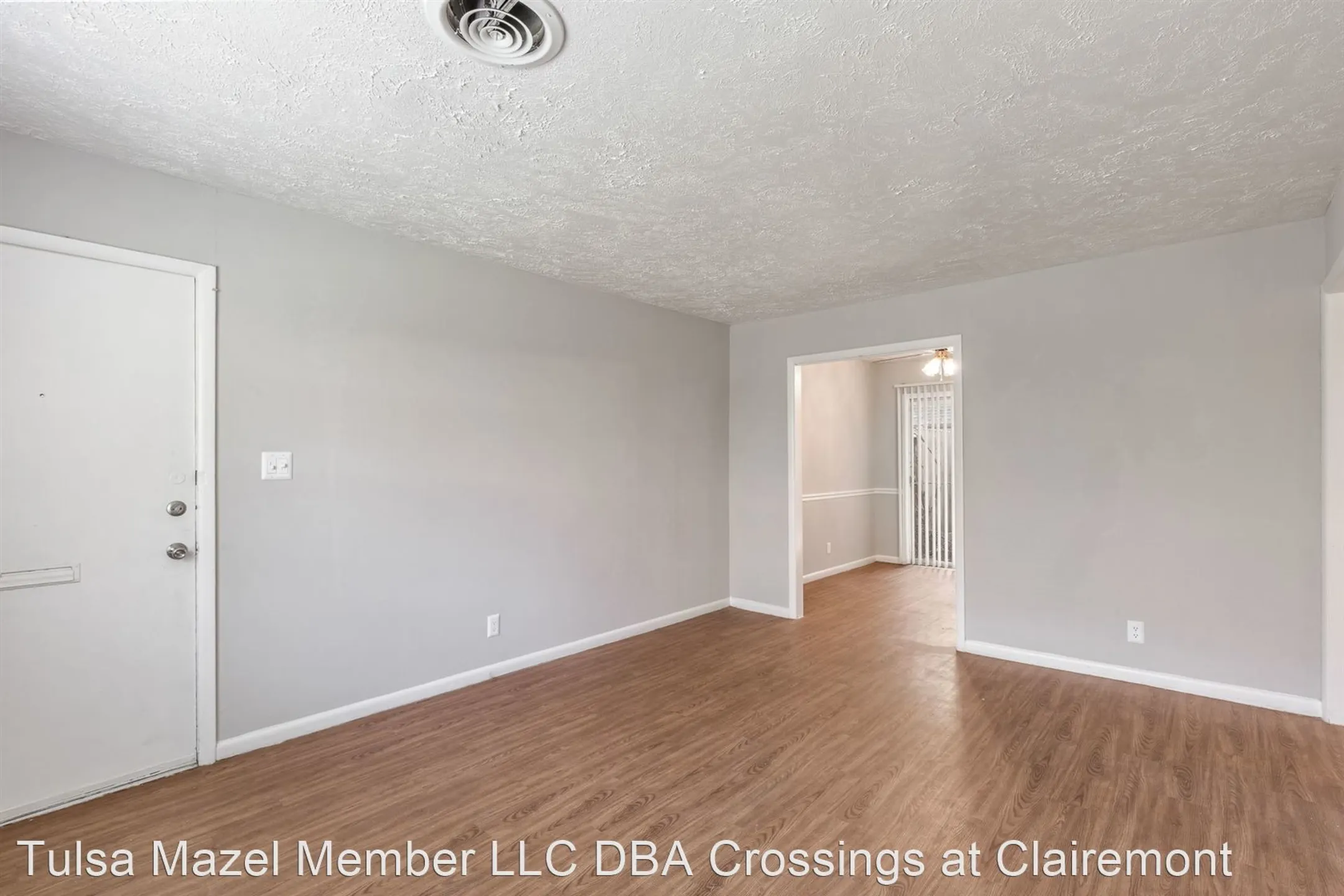 Living Room - Crossings at Clairemont - Tulsa, OK