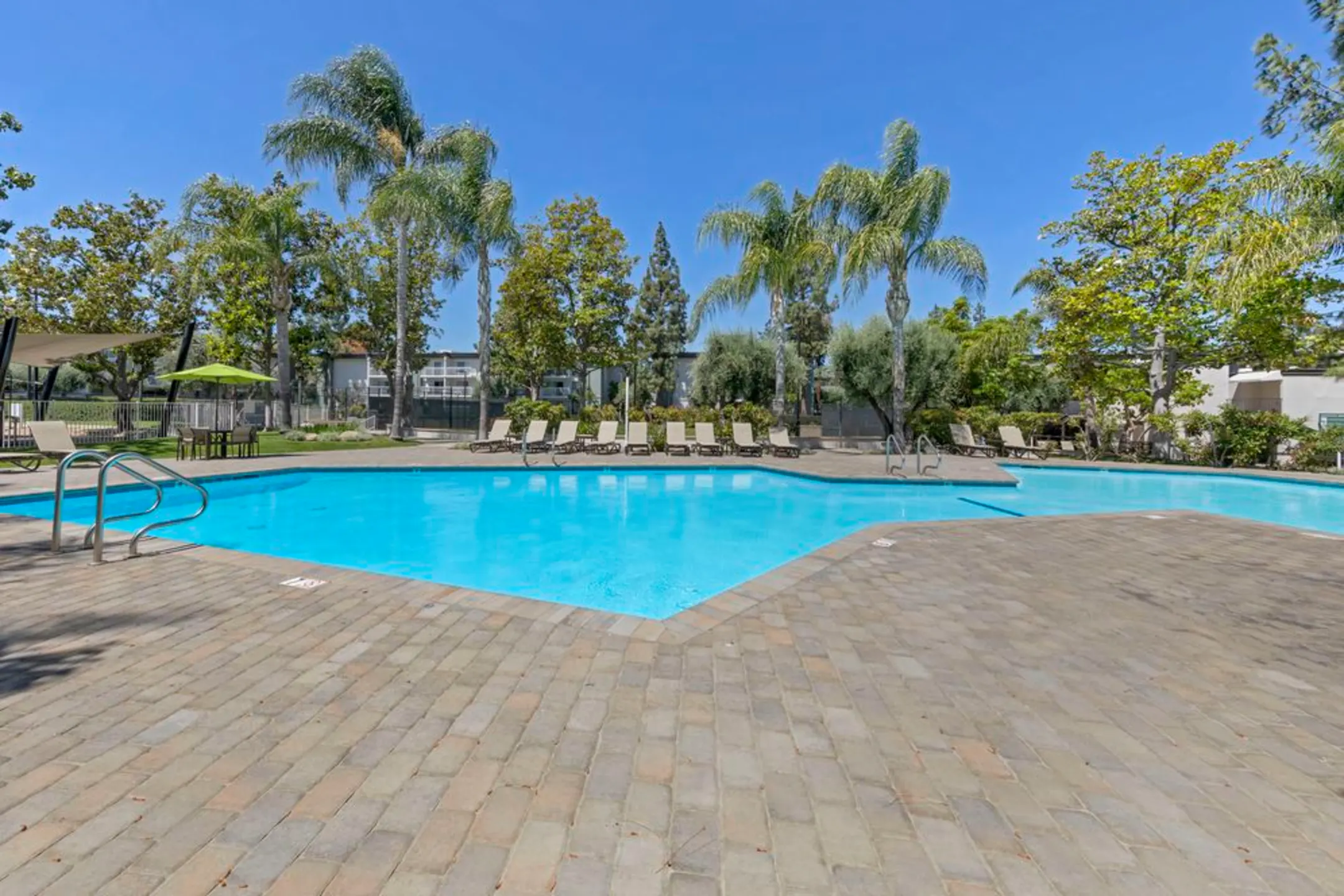 eaves Woodland Hills Apartments Woodland Hills, CA 91367