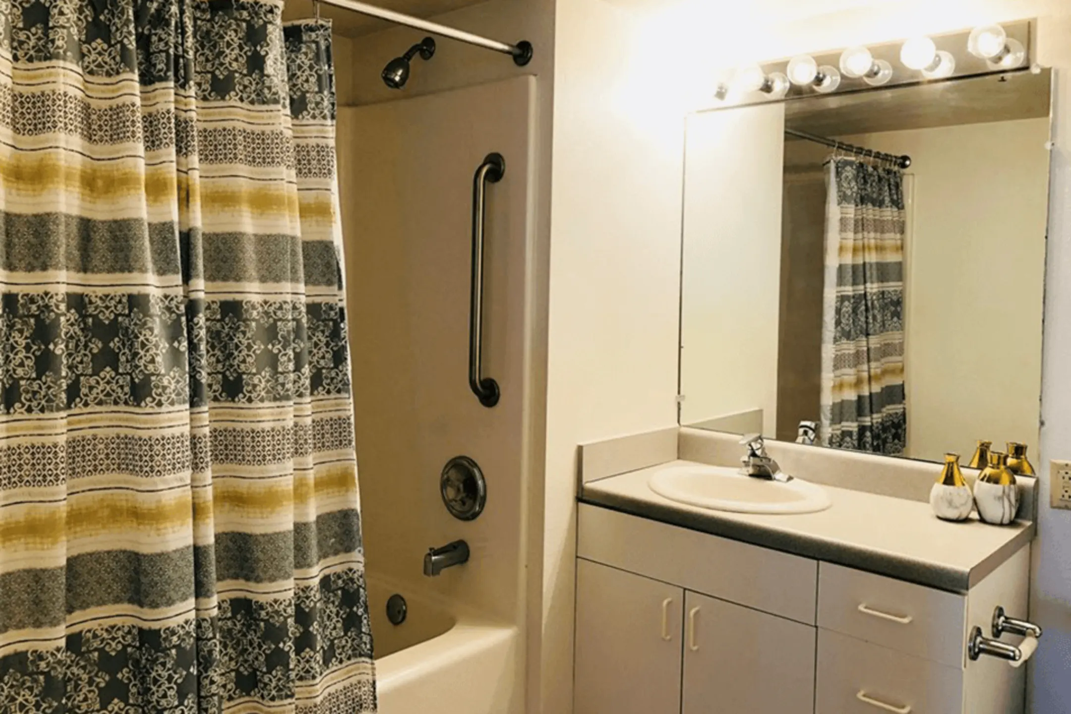 Bathroom - Le Claire Apartments - Moline, IL