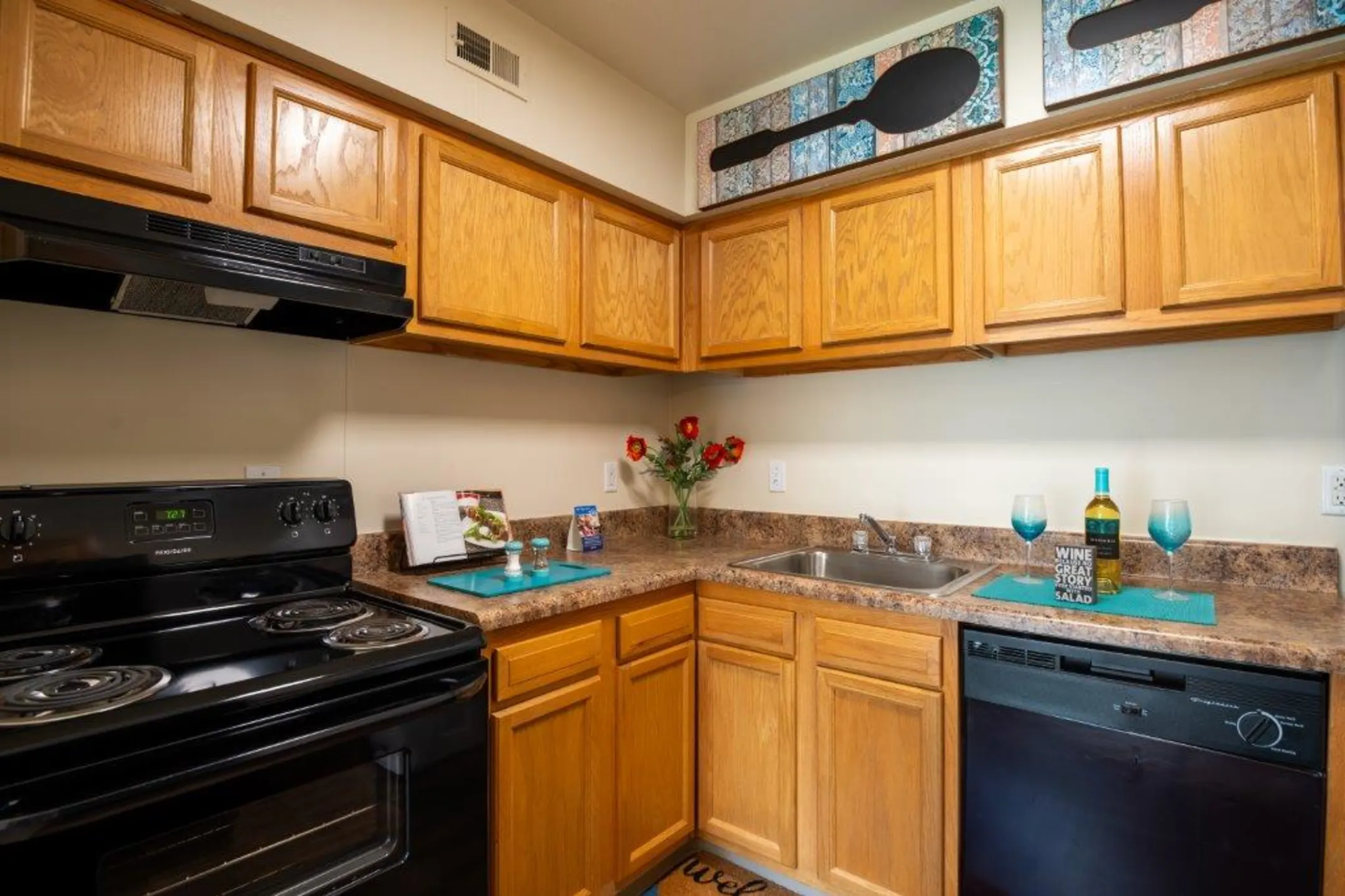 Kitchen - Monarch Crossing Apartment Homes - Newport News, VA
