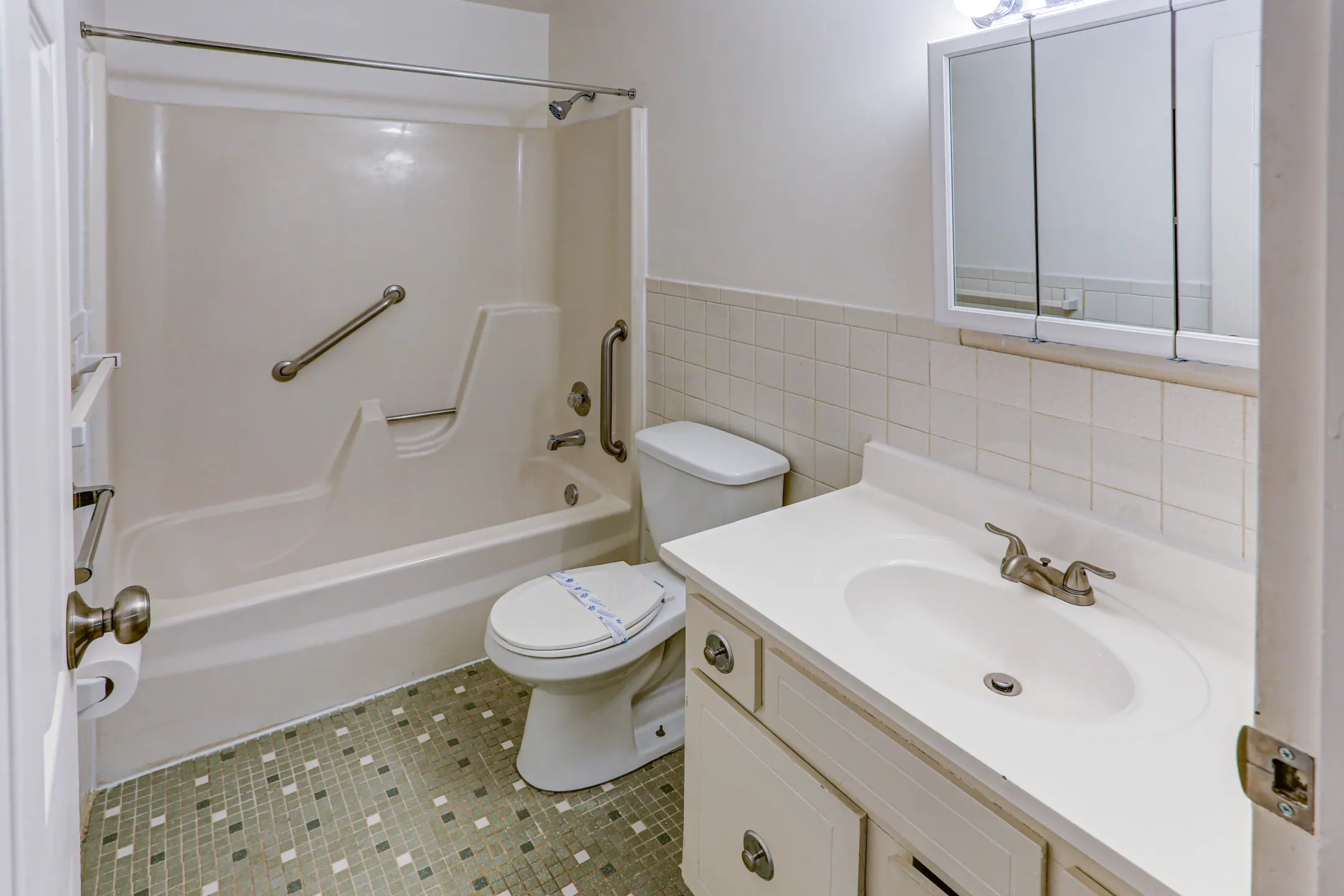 Bathroom - Hidden Creek Townhomes and Apartments - Rochester, NY