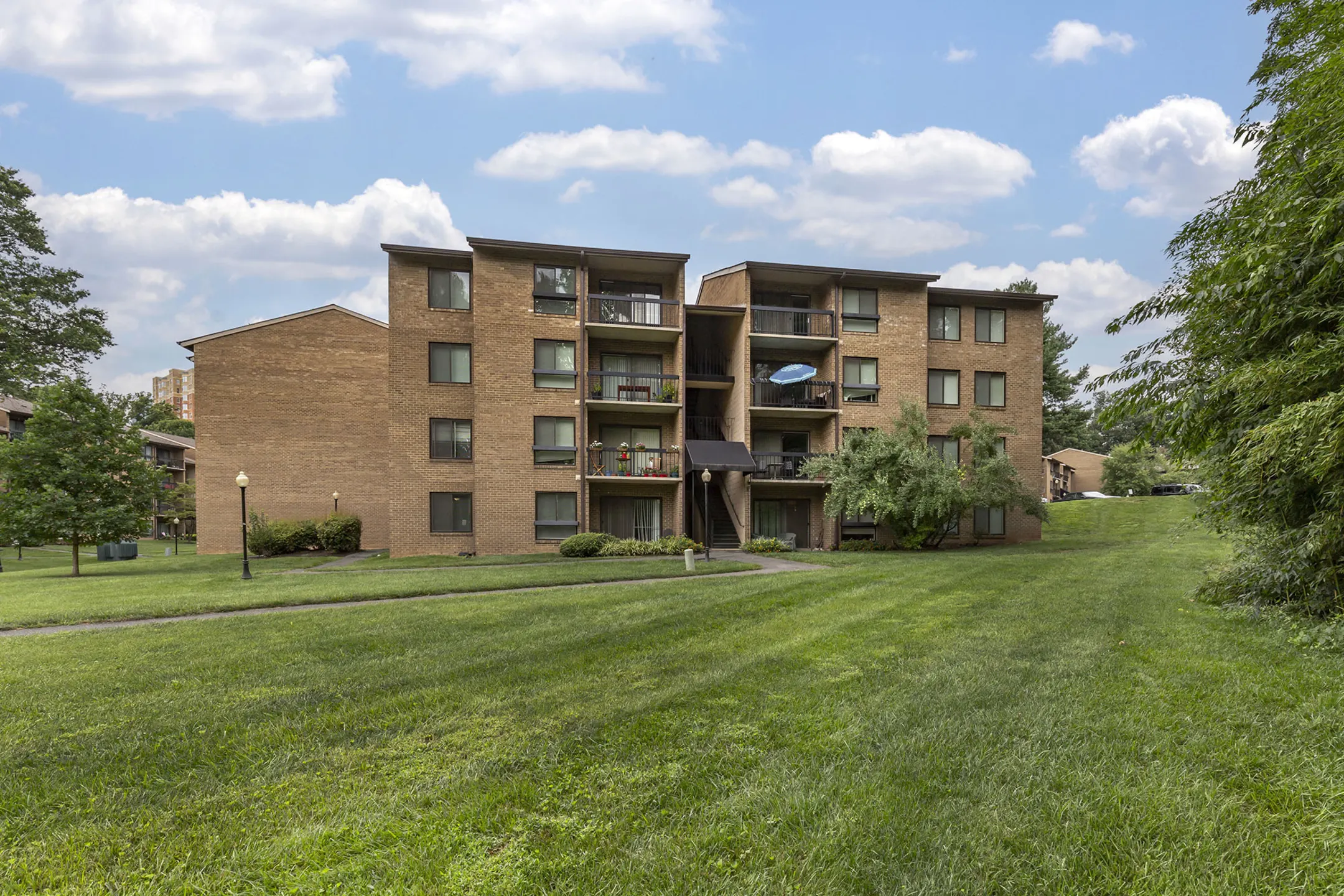 The Apartments At The Sycamores - 1815a Sycamore Vly Dr 