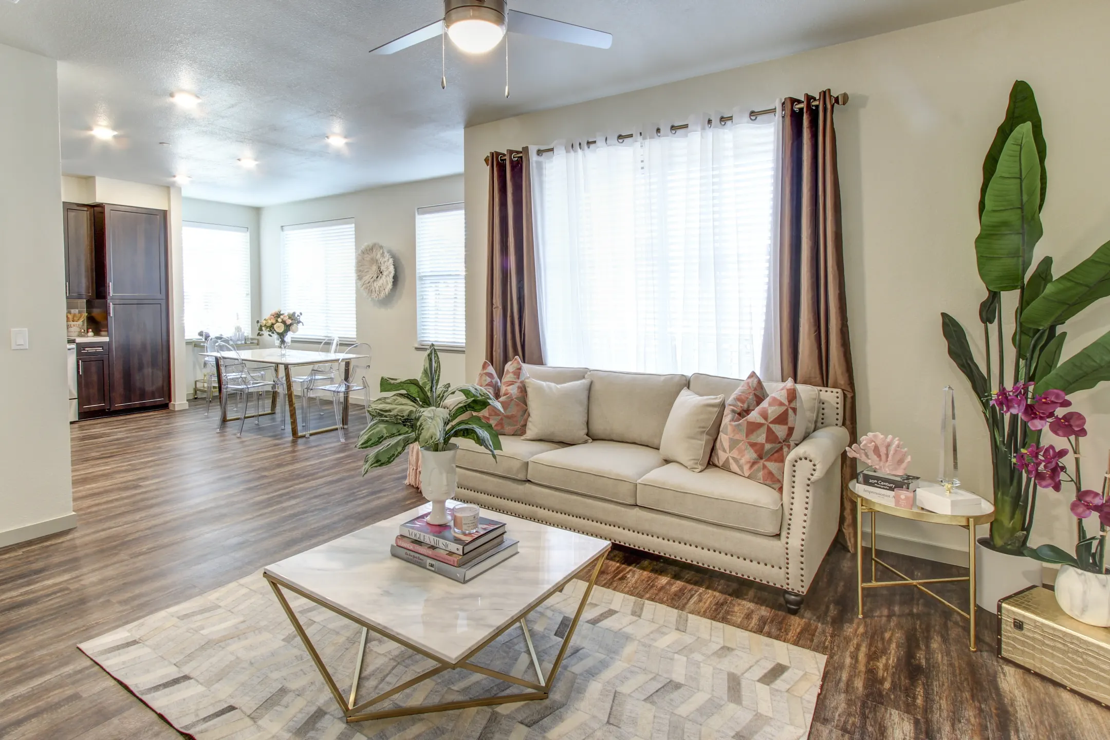 Living Room - Campus Oaks Apartments - Roseville, CA