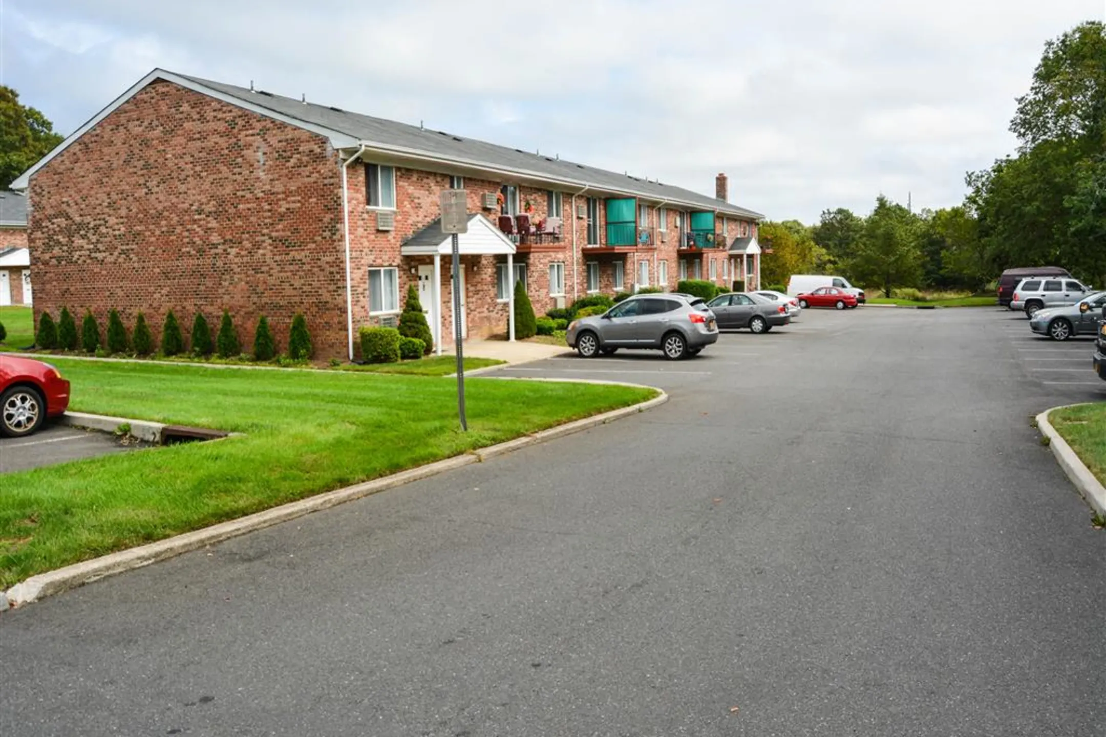 Brookwood at Holbrook 835 Broadway Avenue Holbrook, NY Apartments