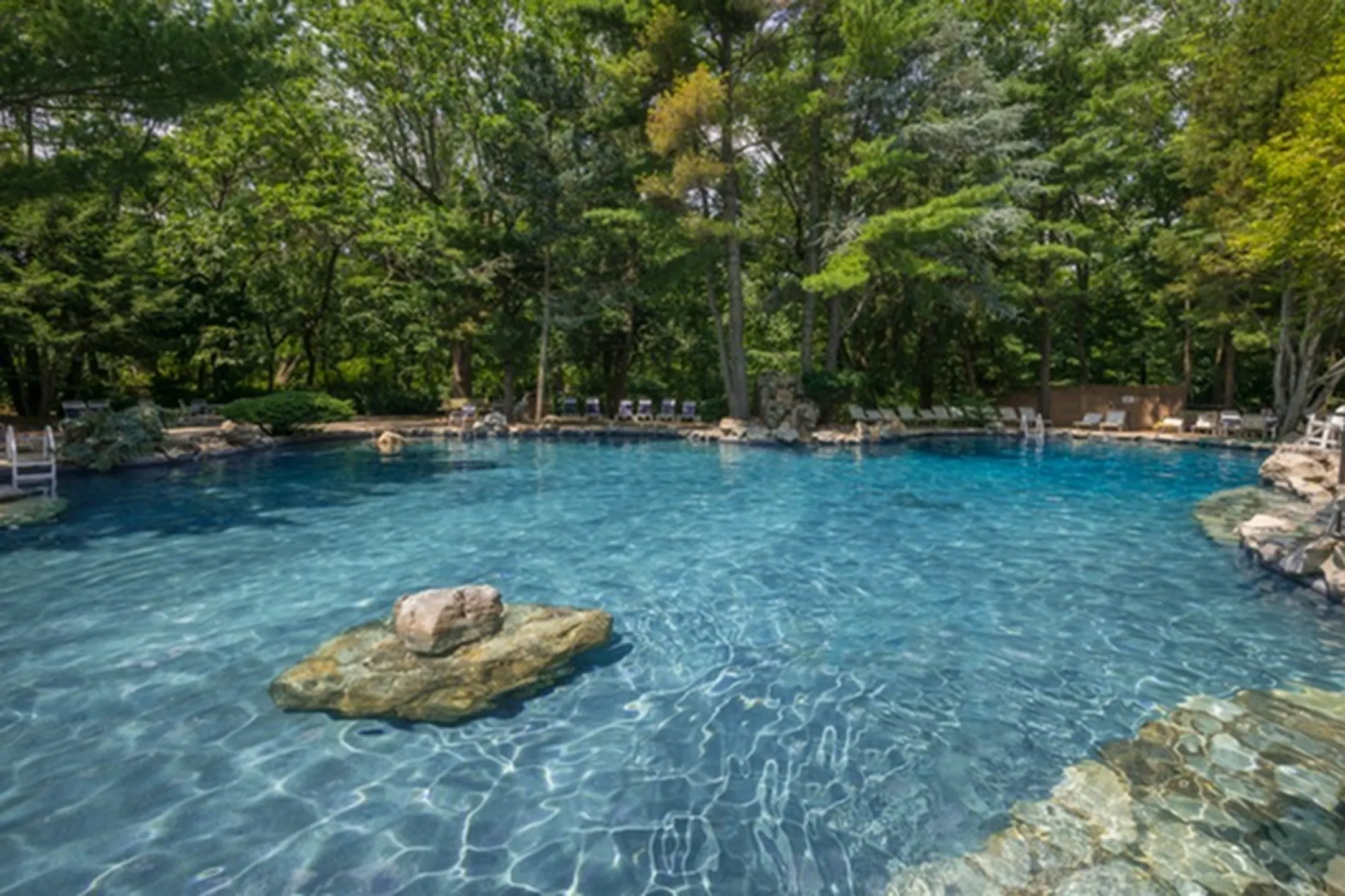 Hidden Lake Town And Country Apartments Apartments North Brunswick, NJ 08902