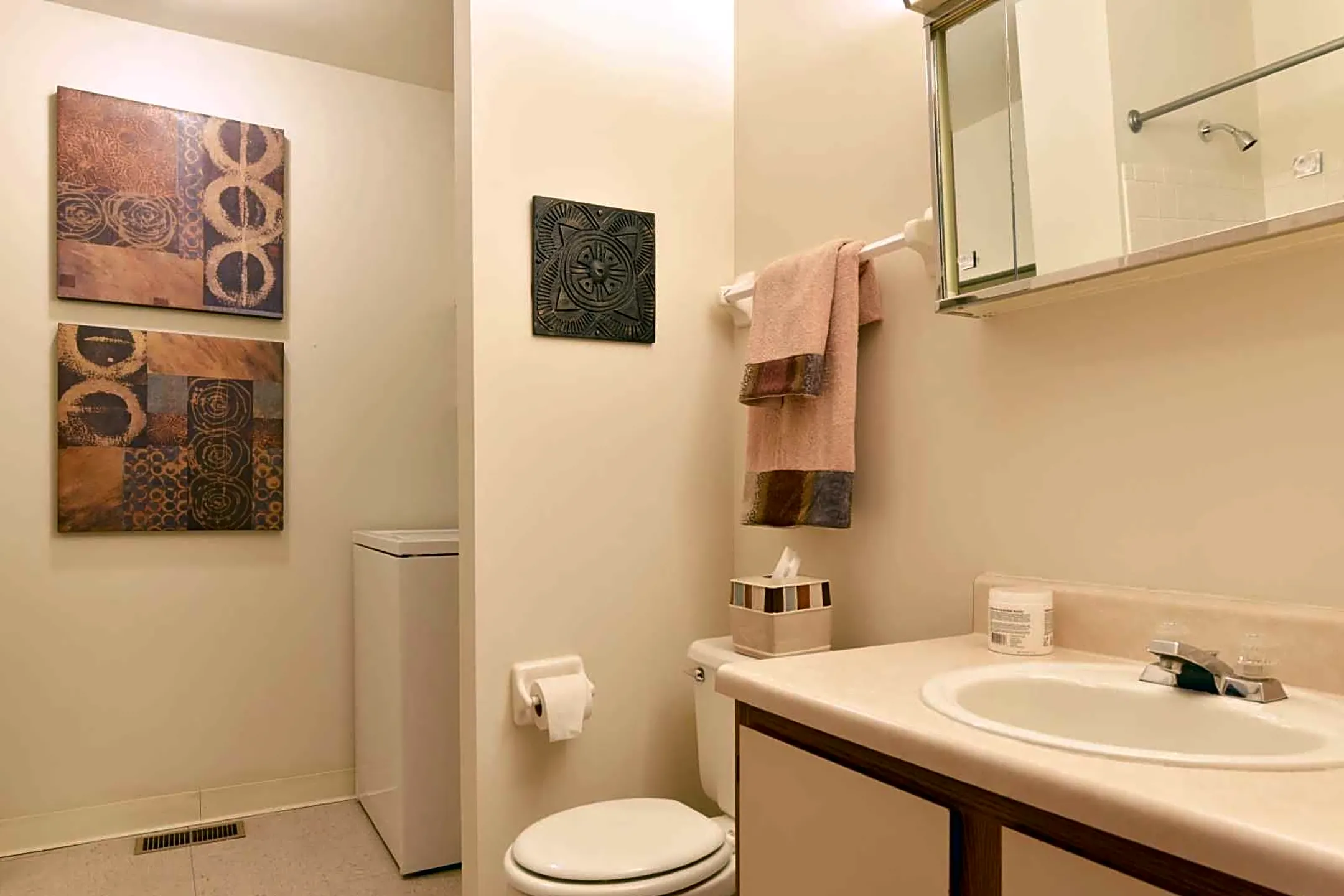 Bathroom - Stoney Creek Apartments - Reynoldsburg, OH