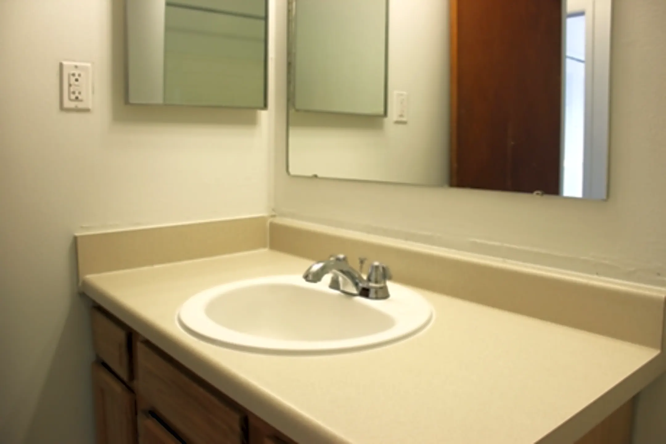 Tuscan Shores Apartments 30711 Quinkert St Roseville, MI Apartments