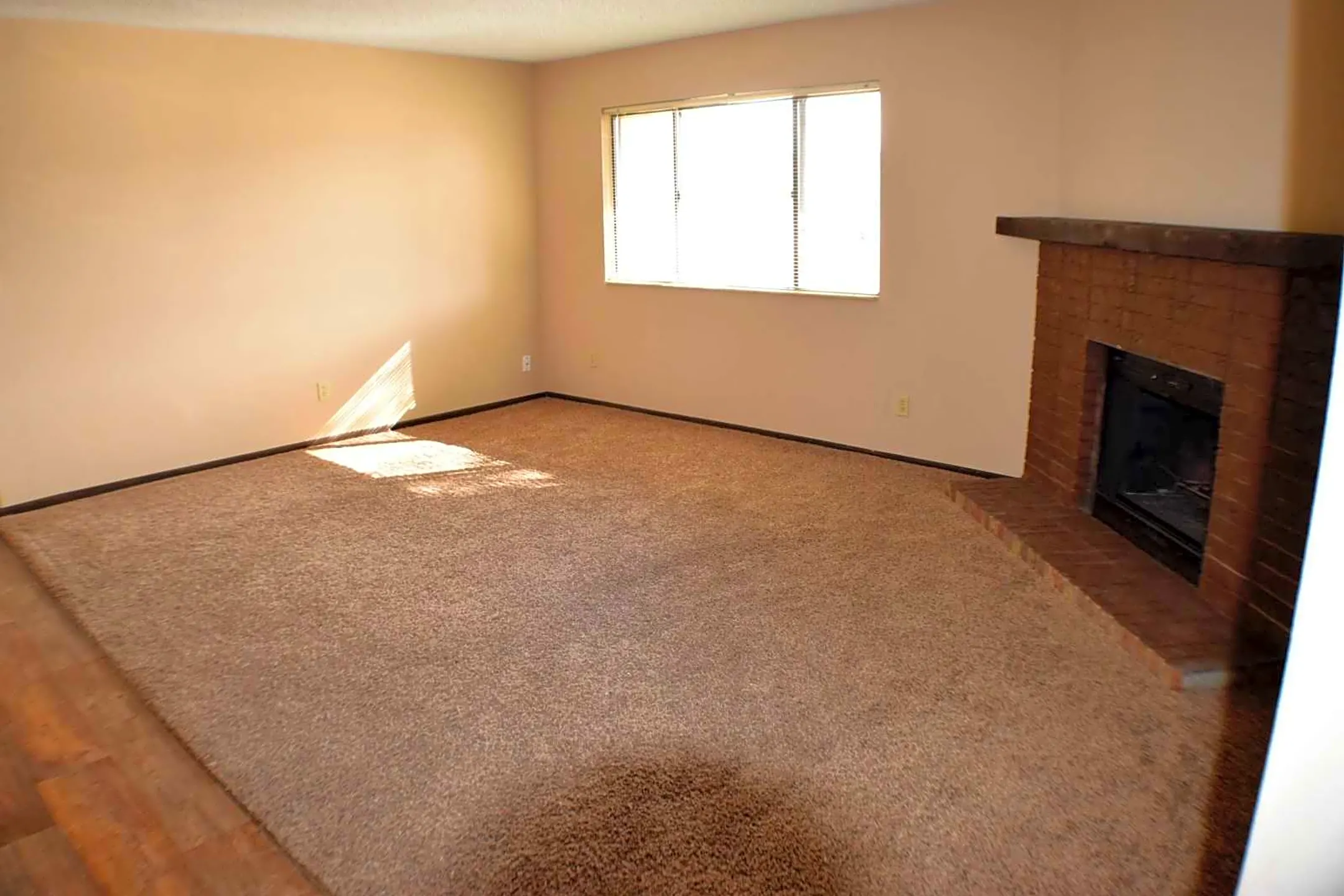 Living Room - The Aragon Apartments - Wichita, KS