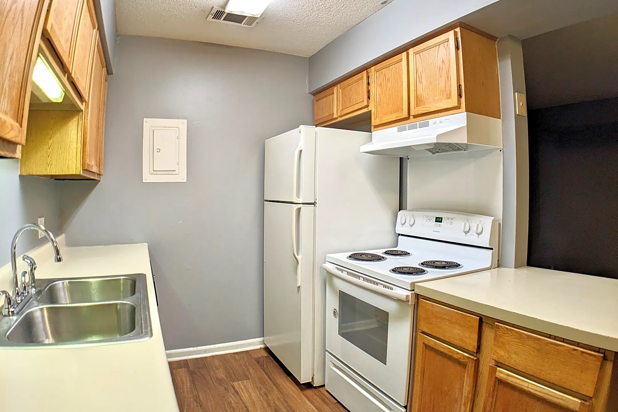 Kitchen - Southern Pines Apartments - Gulfport, MS