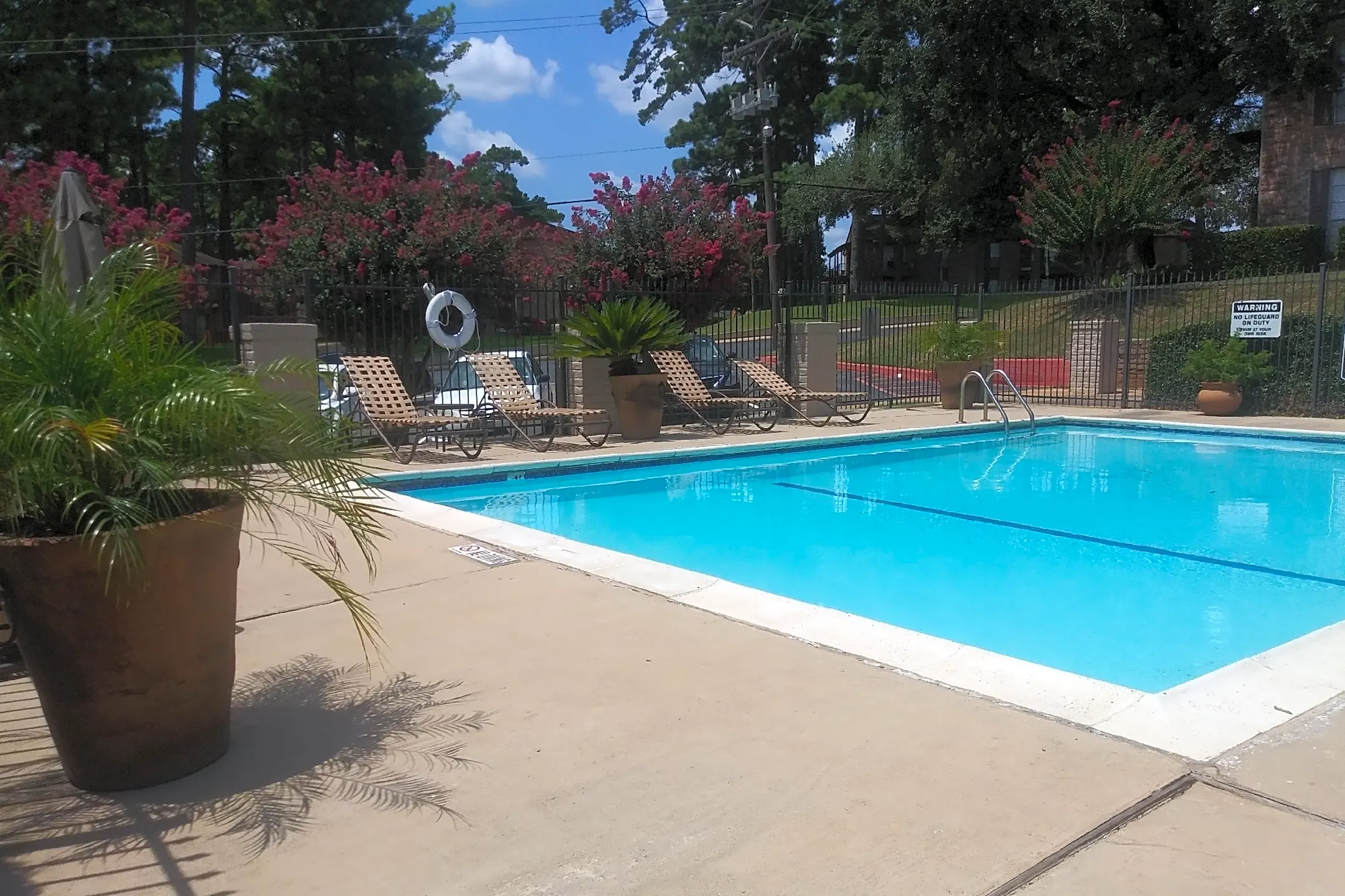 Woodhollow Apartments - Huntsville, TX 77340