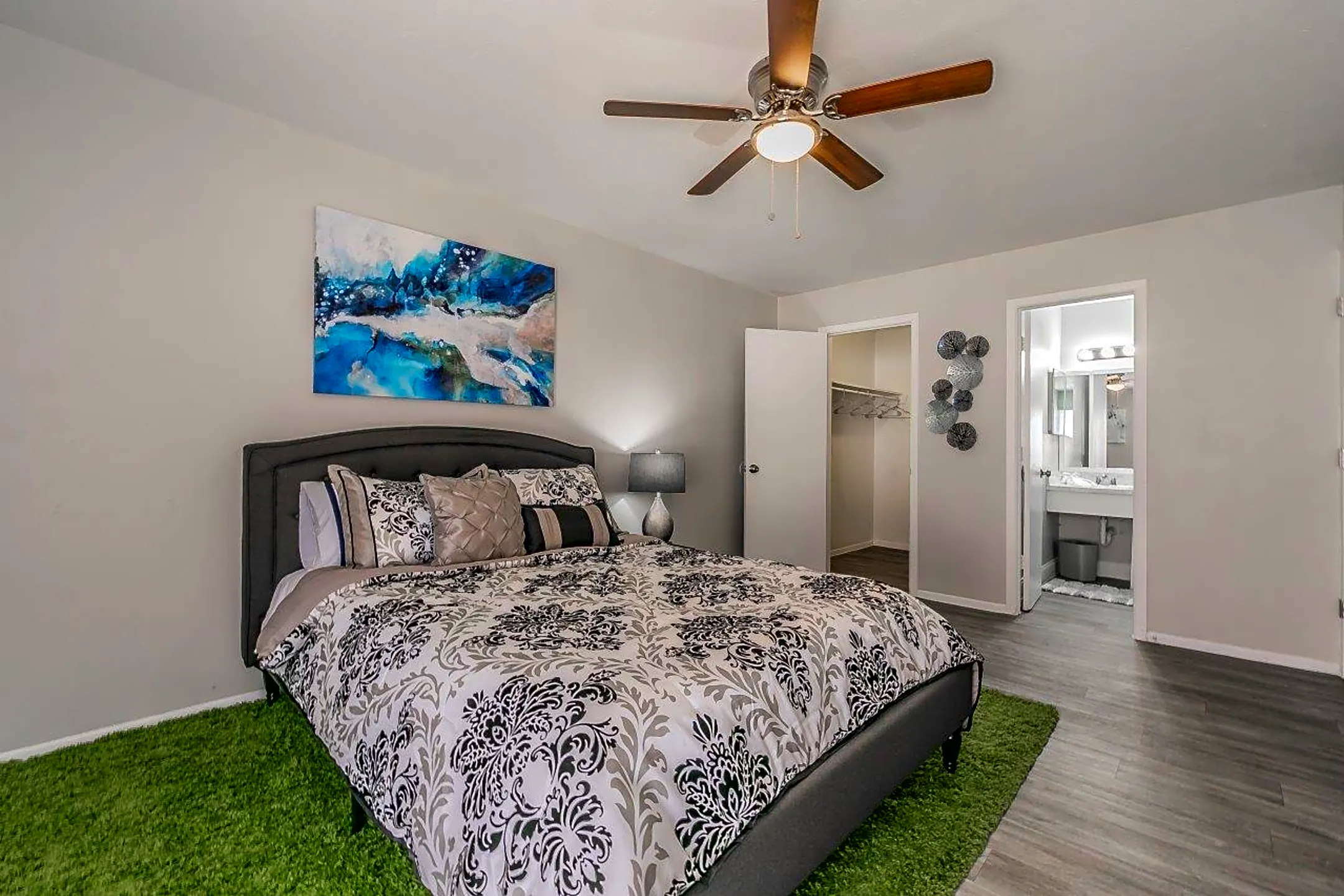 Bedroom - The Courtland Apartments - Dallas, TX