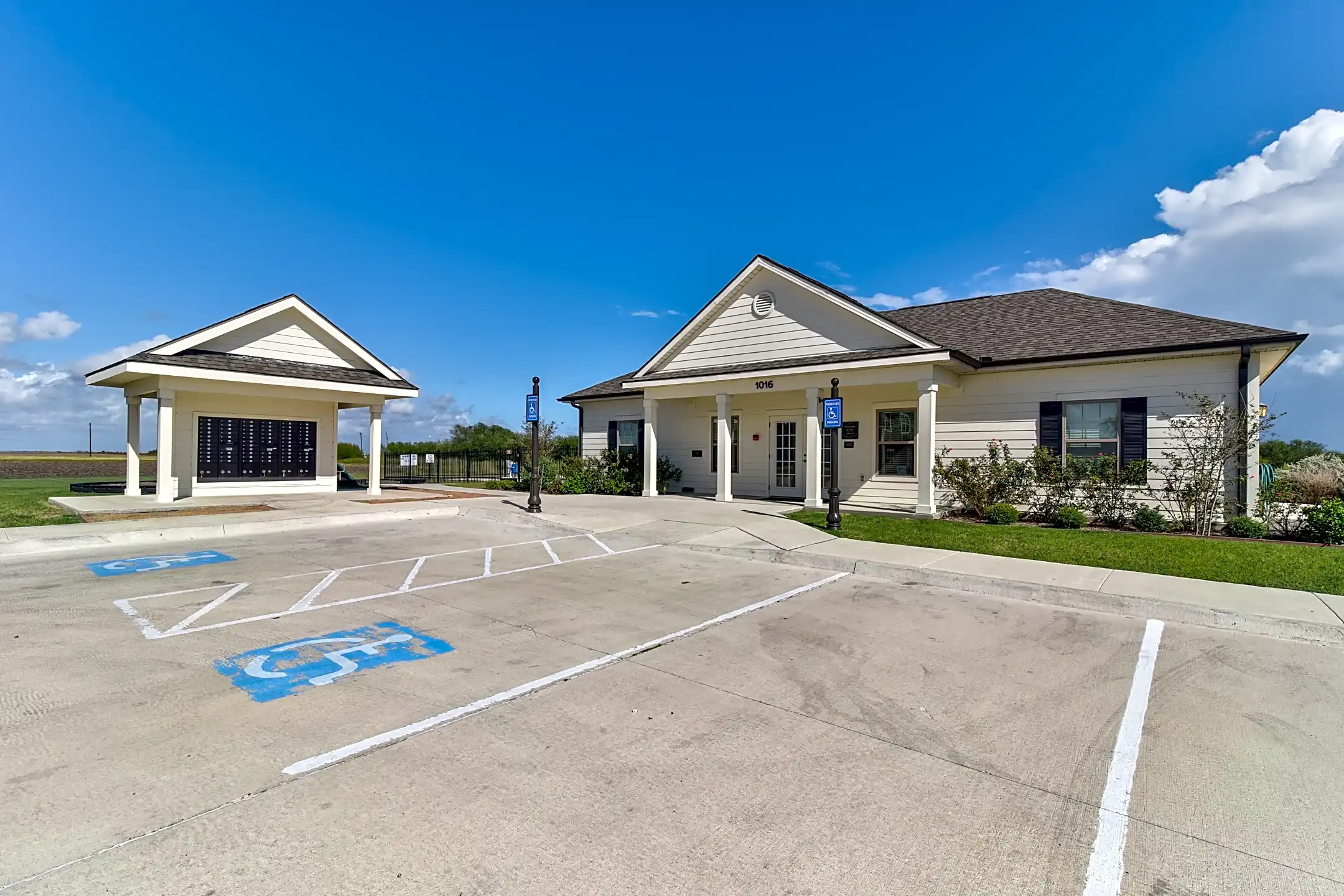 Courts 1001 Cts TX Townhomes for Rent Rent.