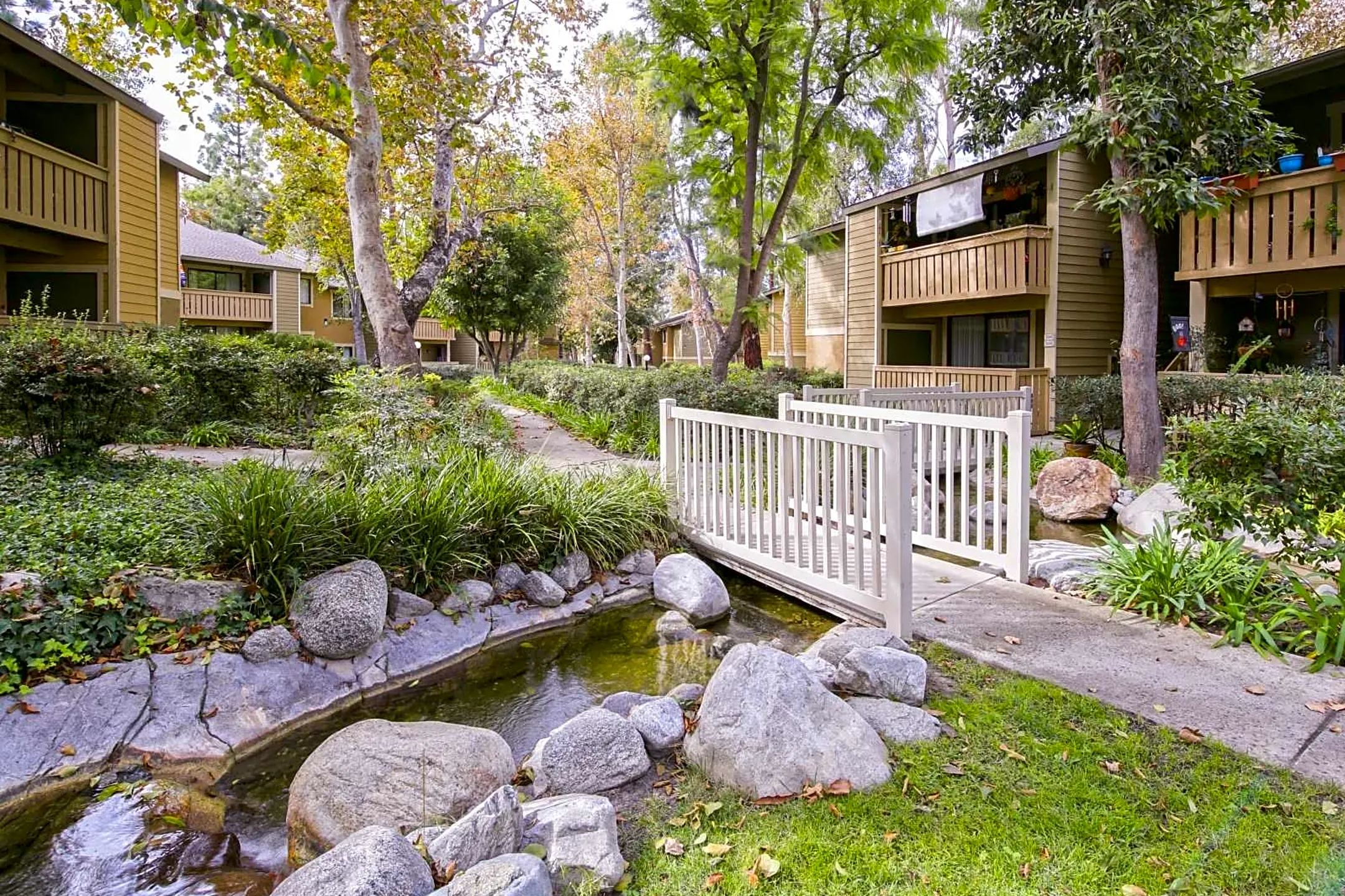 River Oaks Apartments Lake Forest