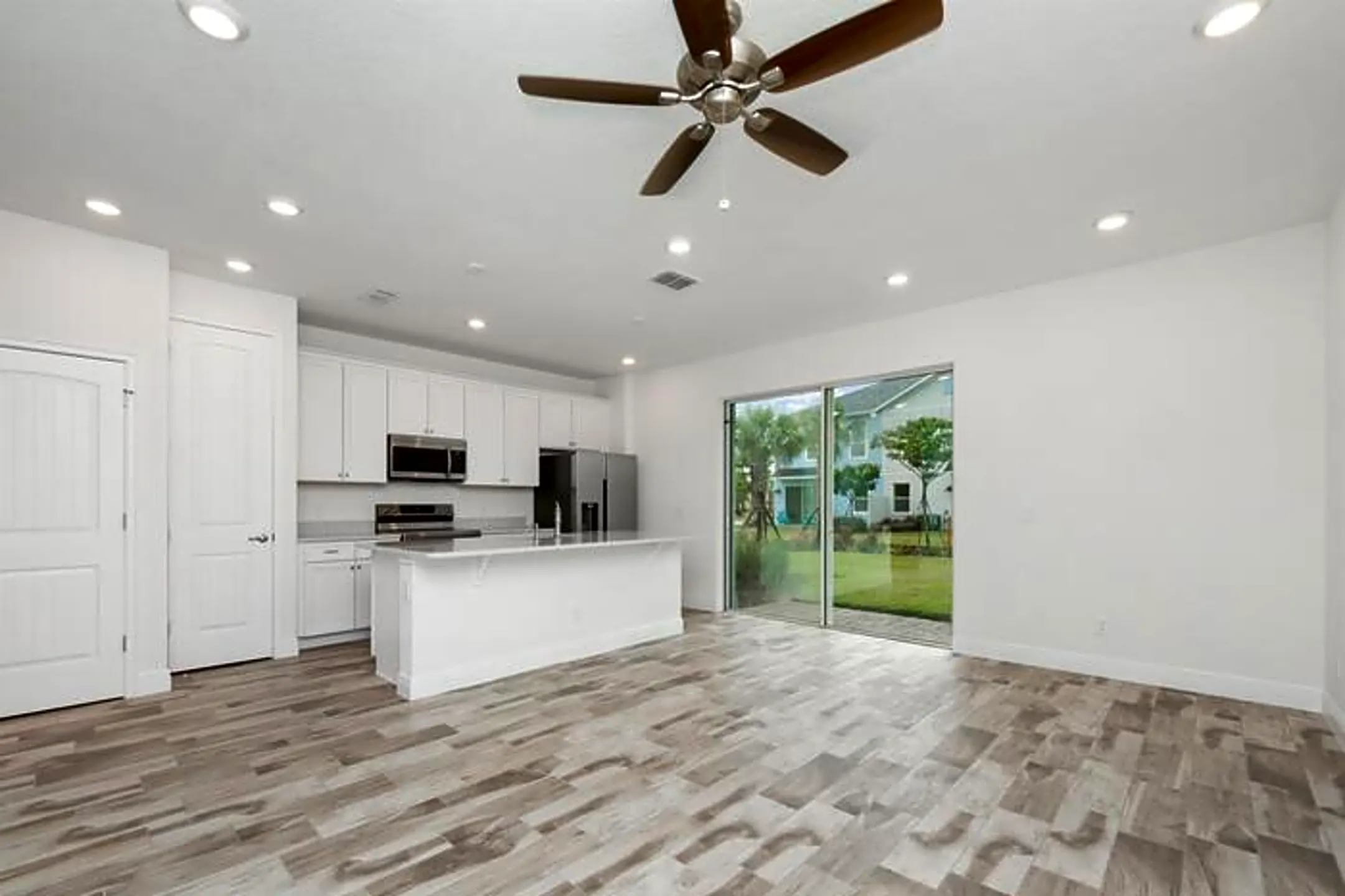 Kitchen - 8209 Surf St - Kissimmee, FL