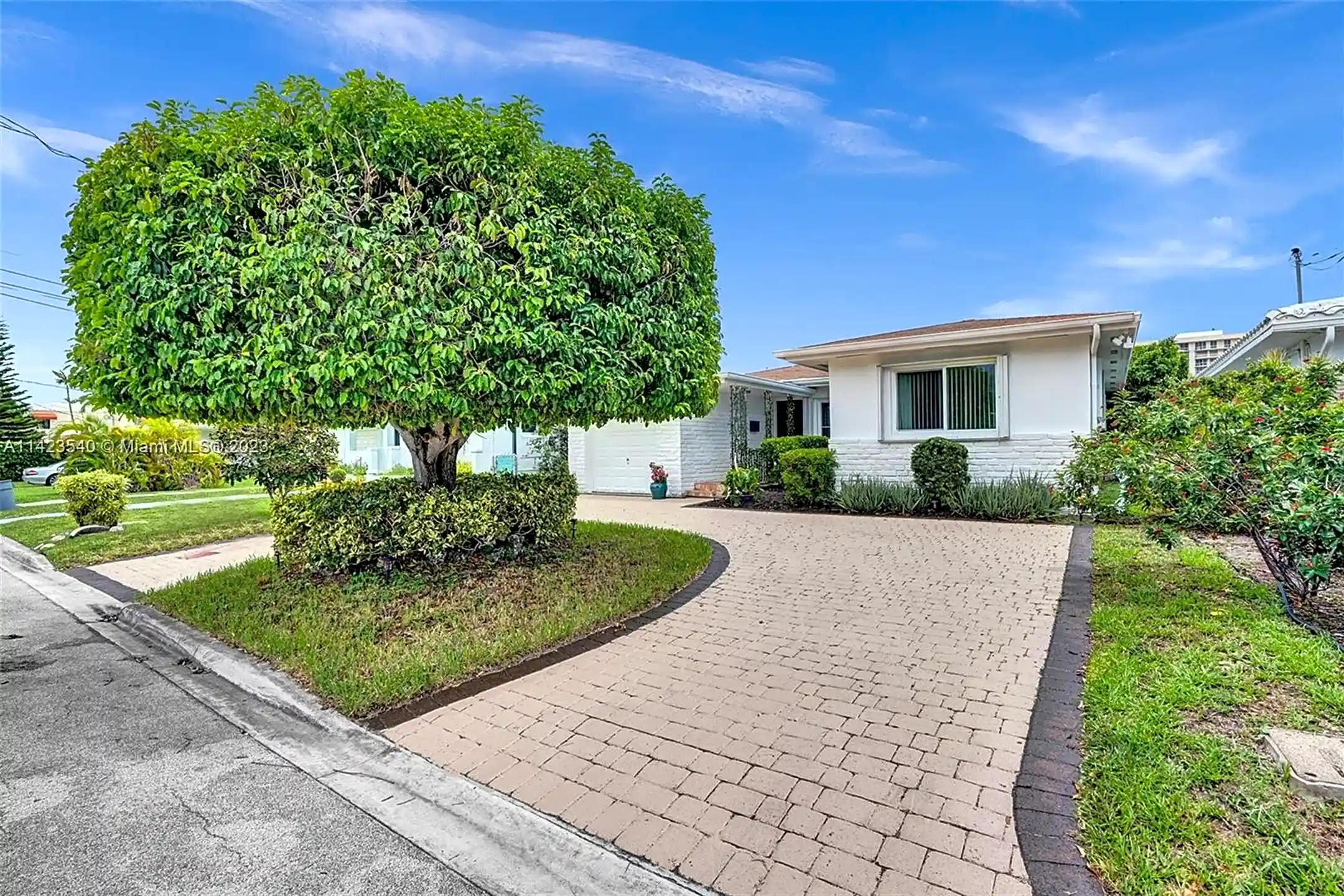 Building - 8851 Byron Ave #0 - Surfside, FL