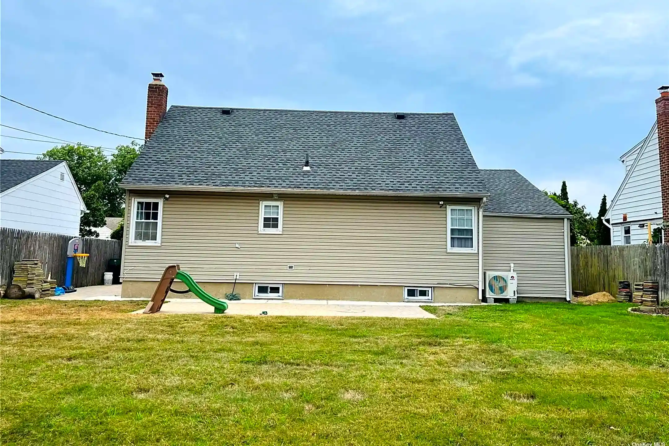 Building - 1666 Meadow Ln - East Meadow, NY
