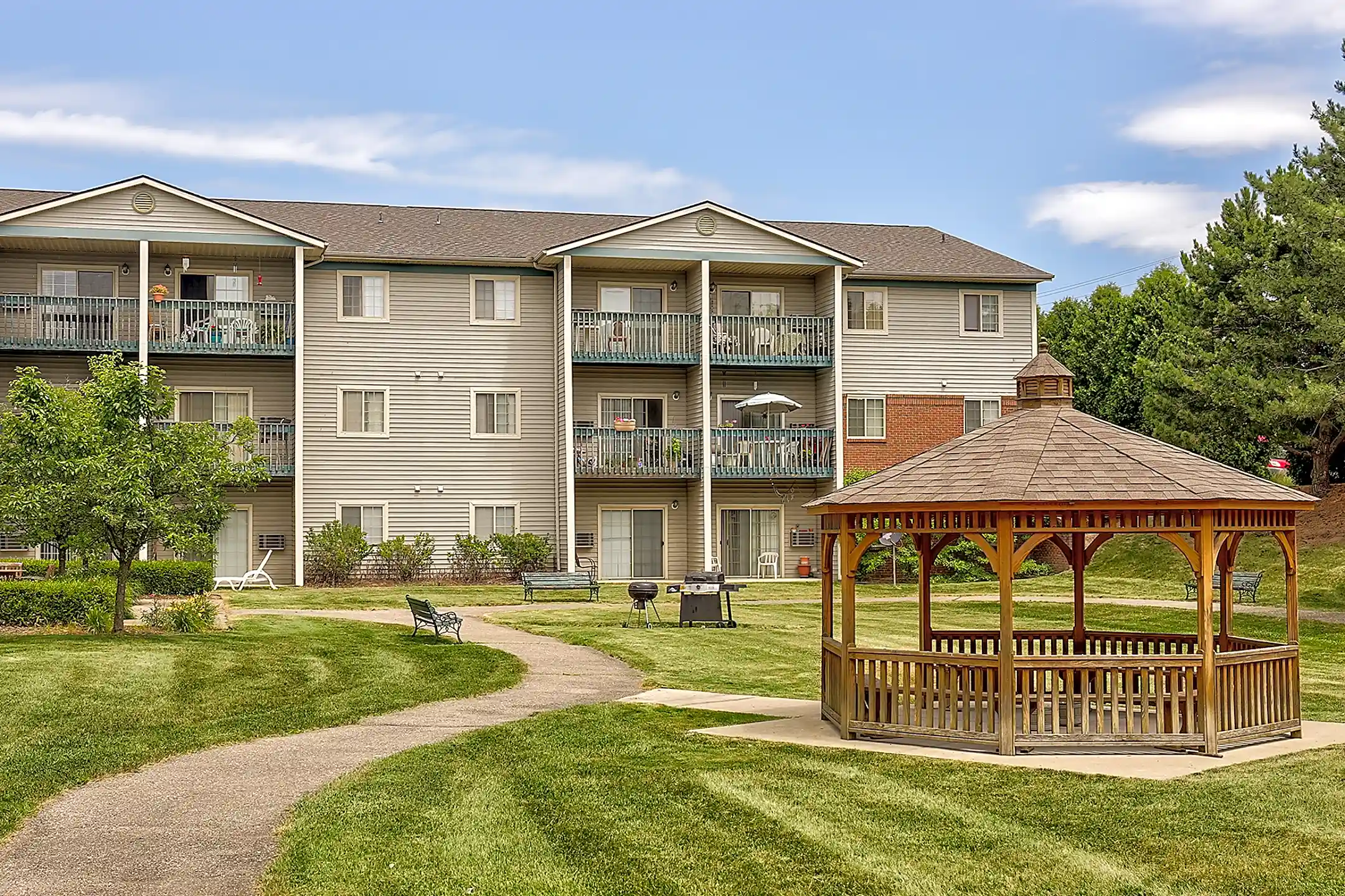 Colonial Meadows 1246 E Walton Blvd Pontiac, MI Apartments for Rent