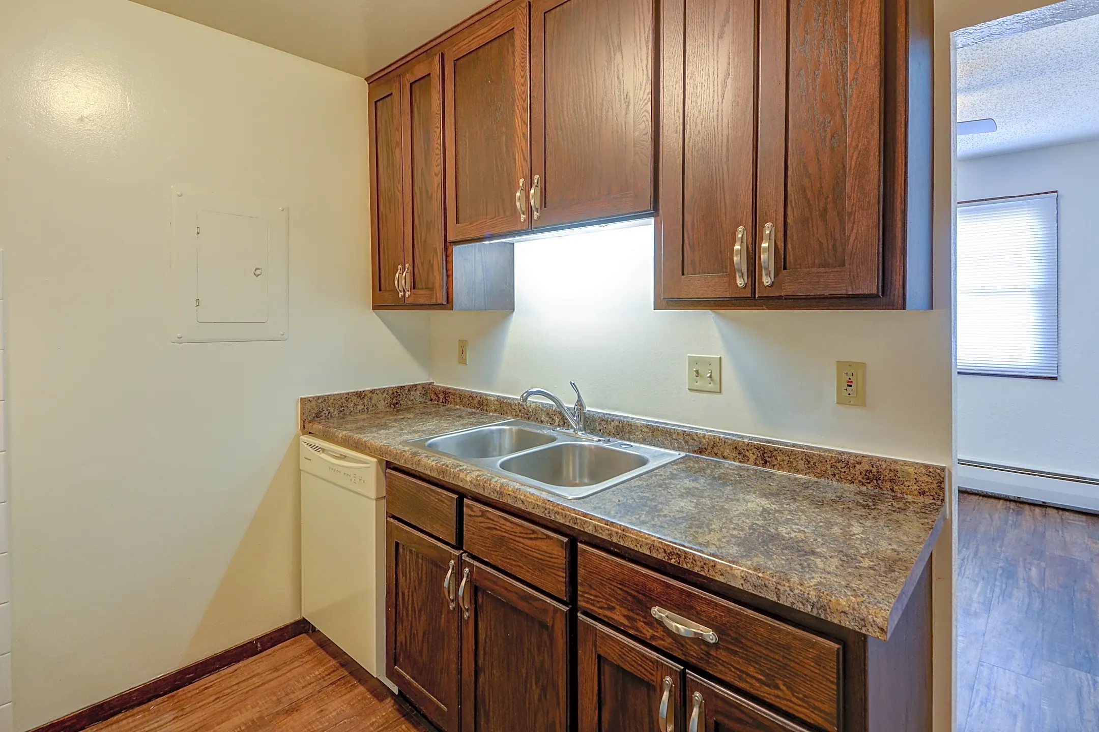 Edgerton Manor 2021 Edgerton Street Maplewood, MN Apartments for