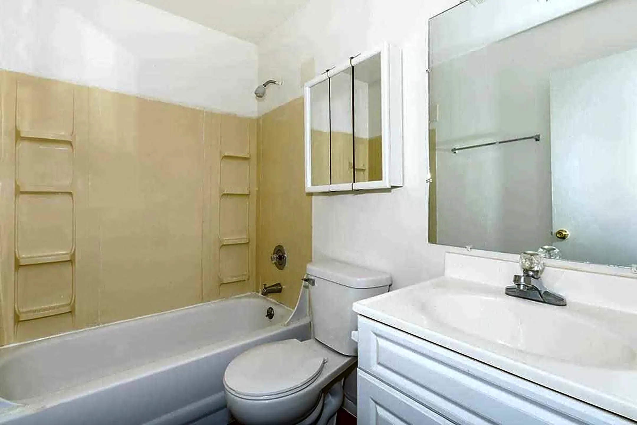 Bathroom - Coldwater Flats - Evansville, IN