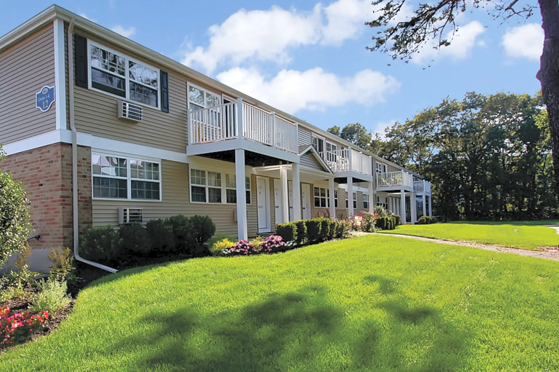 Colony Park Apartments 500 Peconic St Ronkonkoma, NY Apartments for