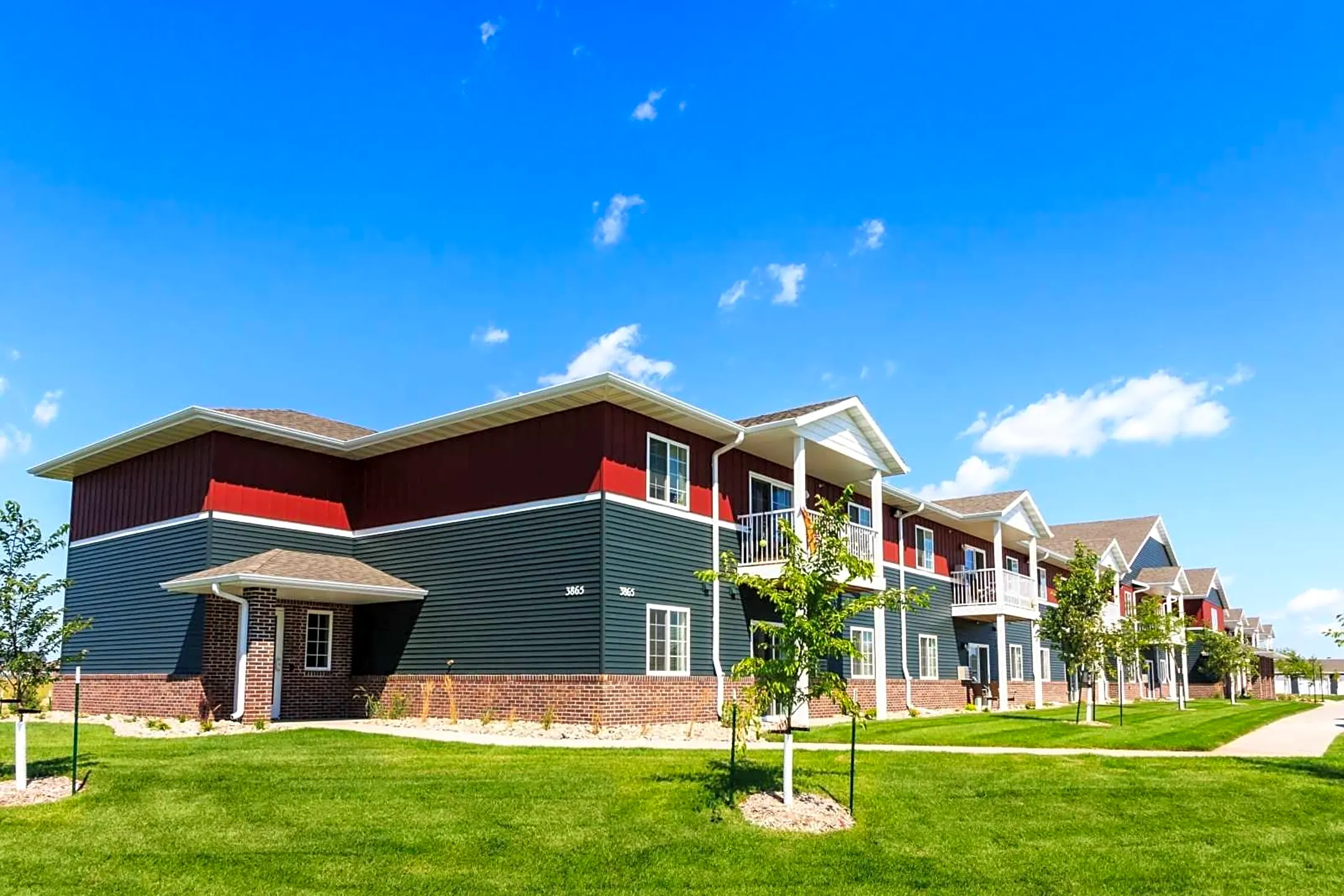 Building - Dakota Commons Townhomes and Apartments - West Fargo, ND