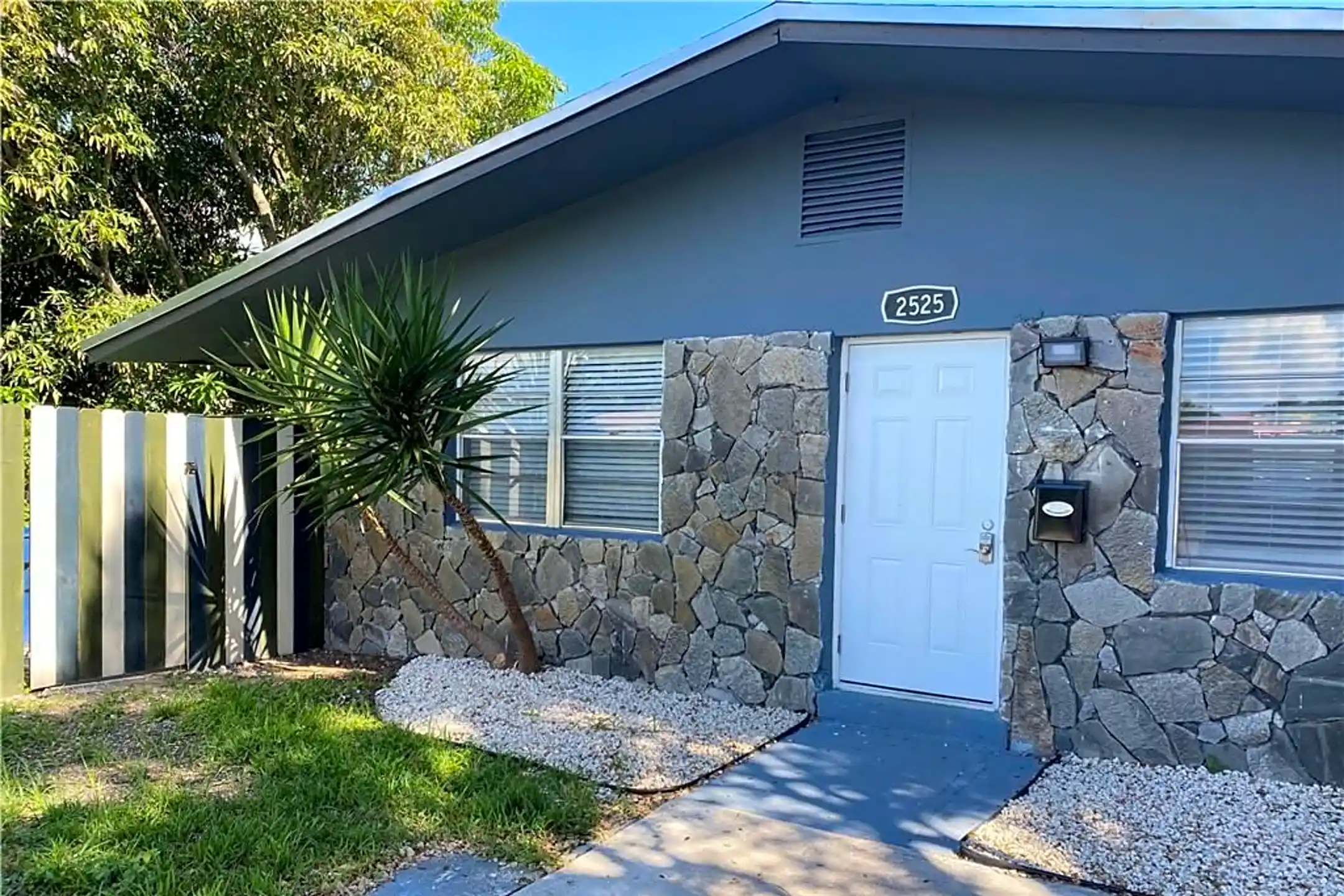 2525 NE 191st St - Miami, FL