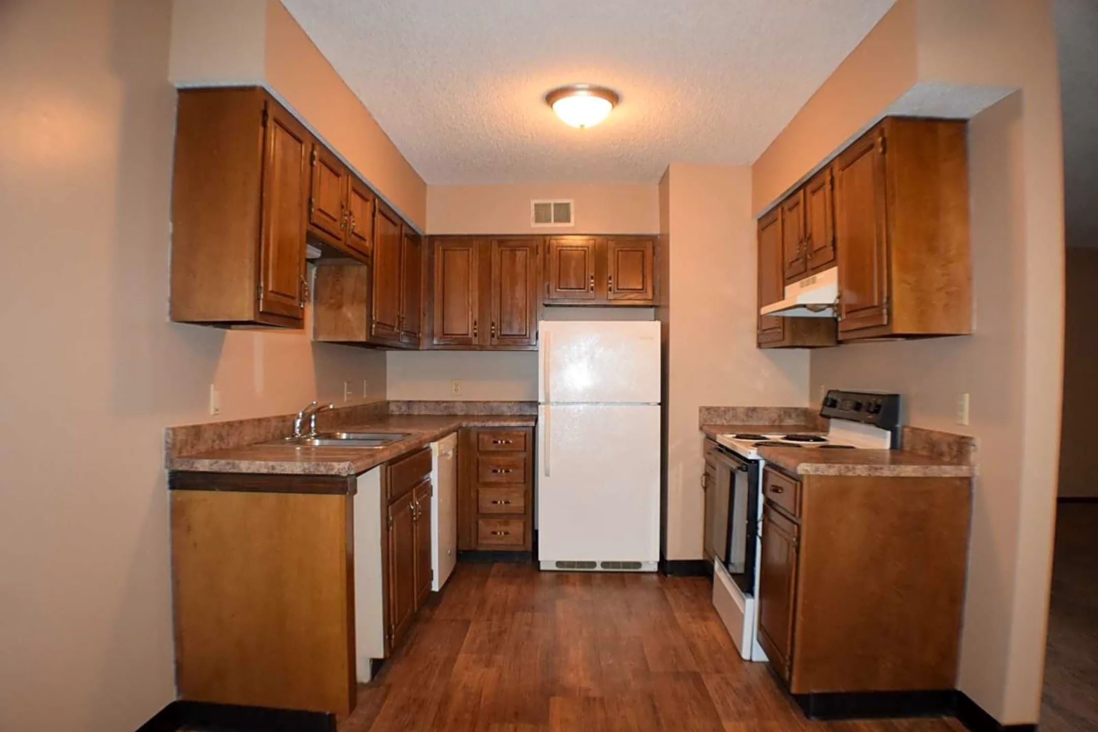 Kitchen - The Aragon Apartments - Wichita, KS