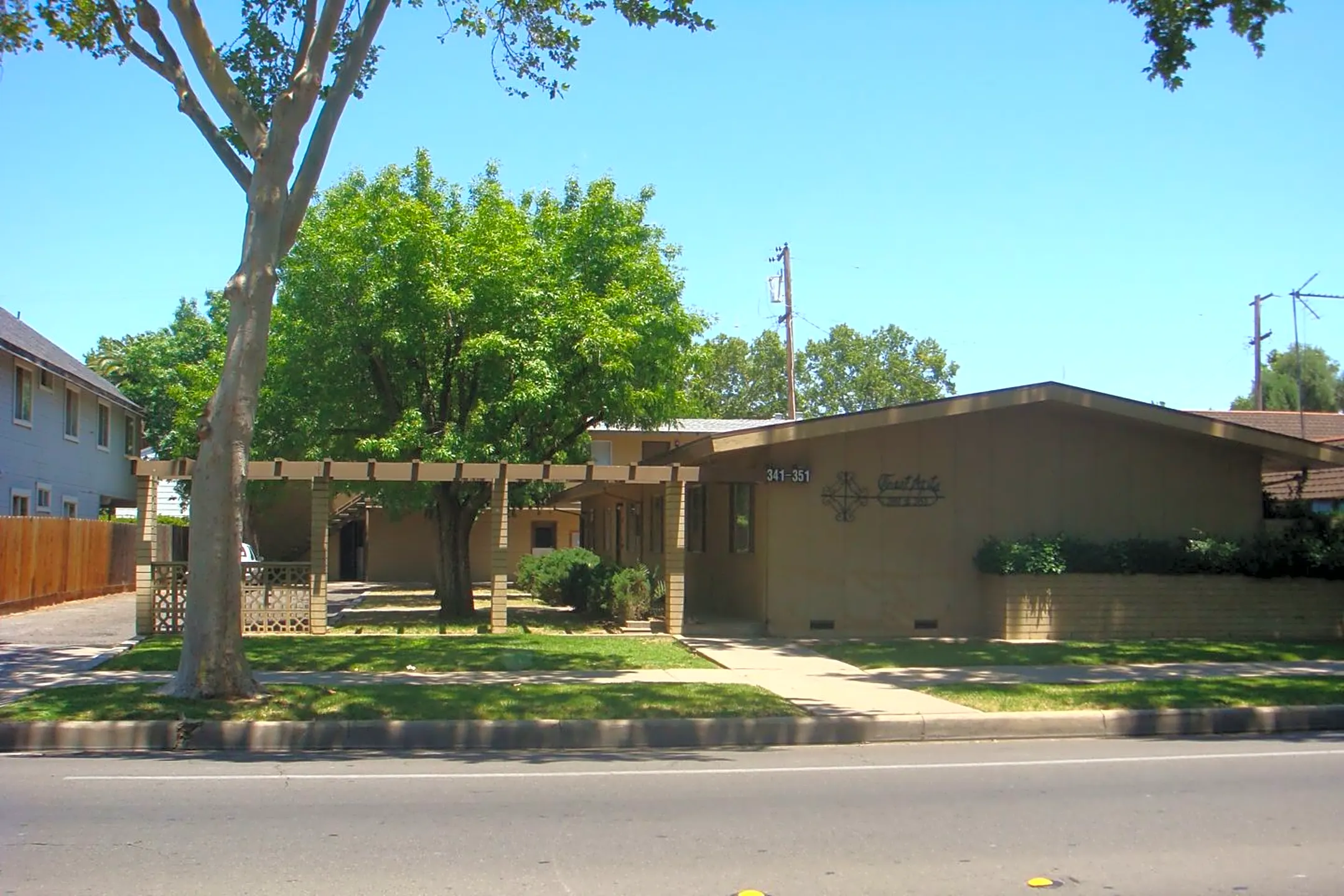 341 W 21st St Houses Merced, CA 95340