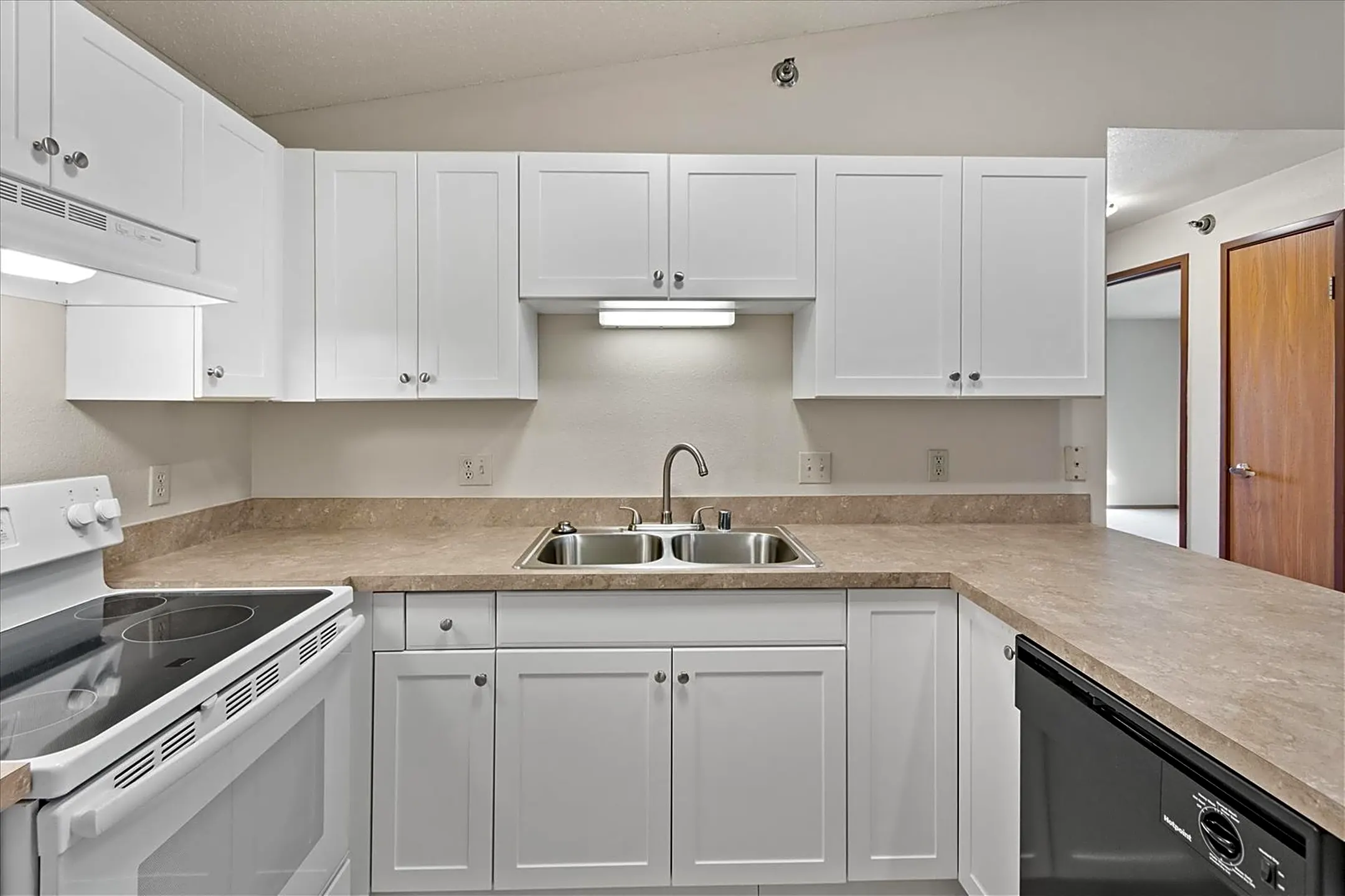 N58W24011 Clover Dr Houses Sussex, WI 53089