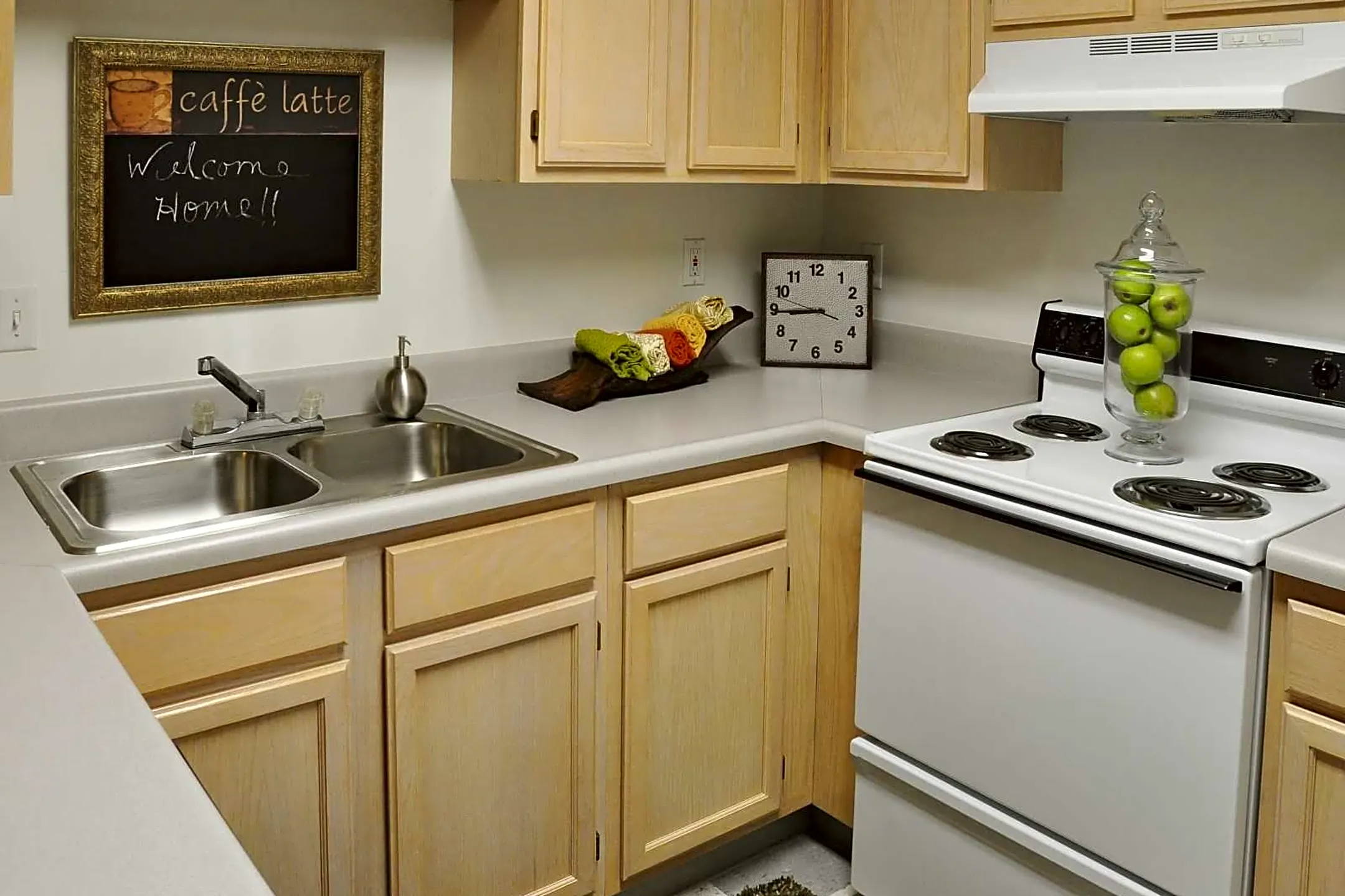 Kitchen - Village Gate Apartments - Reynoldsburg, OH