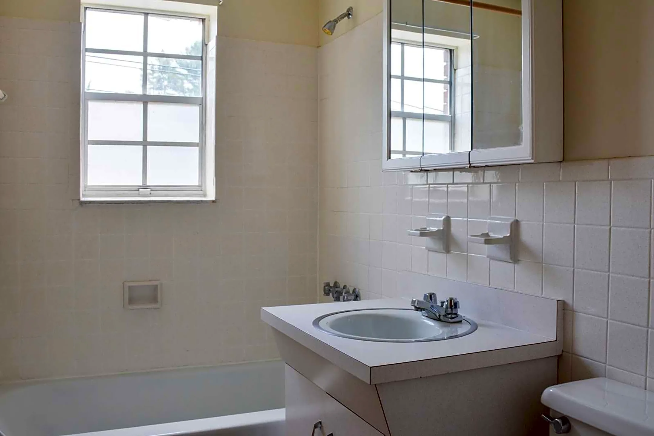 Bathroom - Caya Avenue Apartments - West Hartford, CT