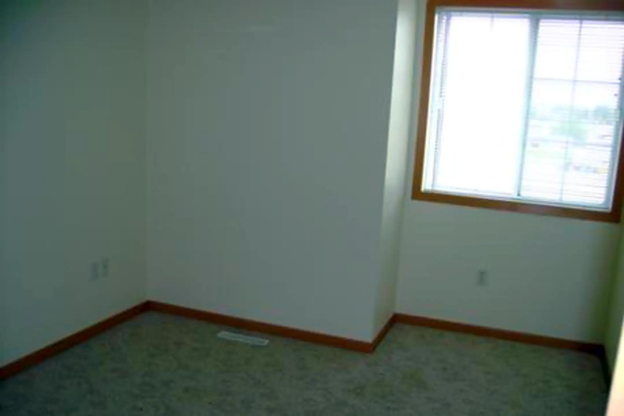 Huski Townhomes 890 Texas Ave NW Hutchinson, MN Apartments for Rent