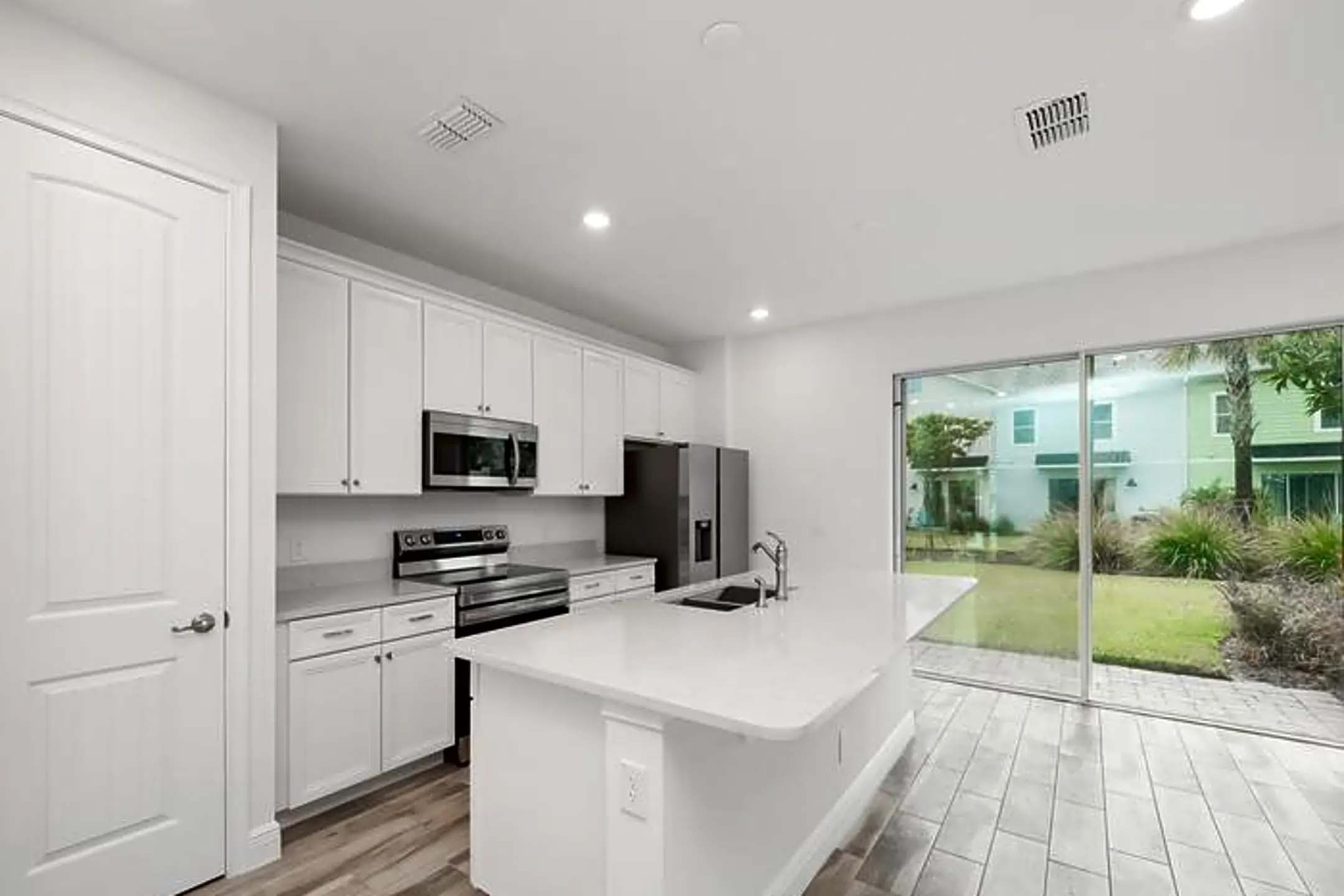 Kitchen - 8209 Surf St - Kissimmee, FL