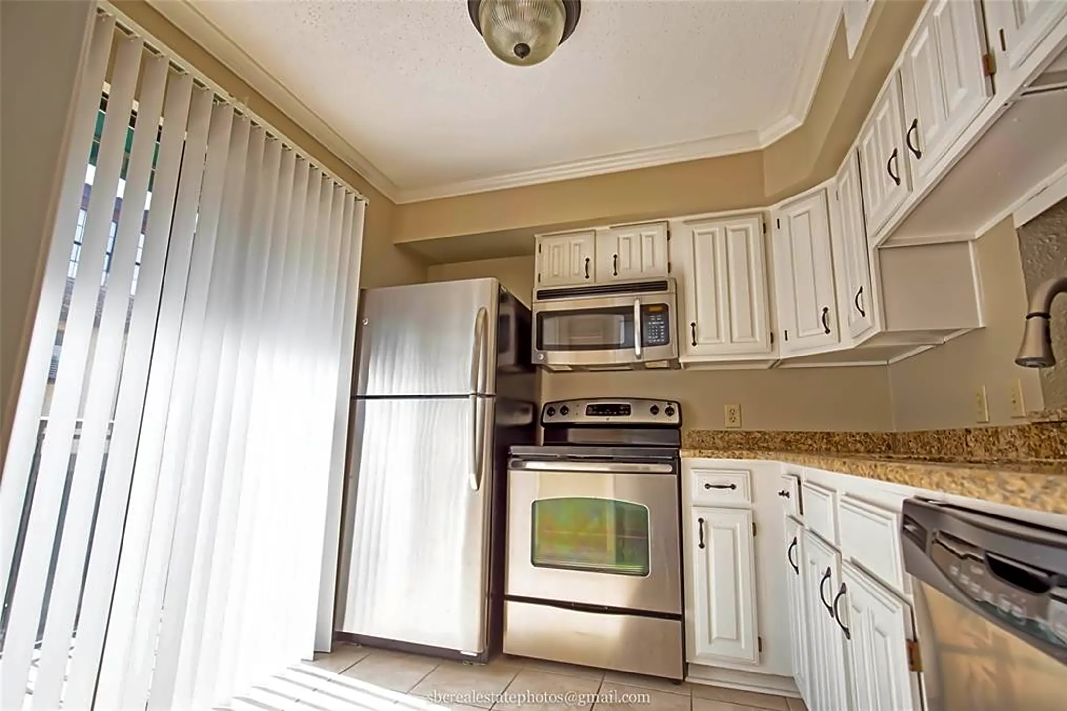 Kitchen - 3100 Fairfield Ave #7D - Shreveport, LA