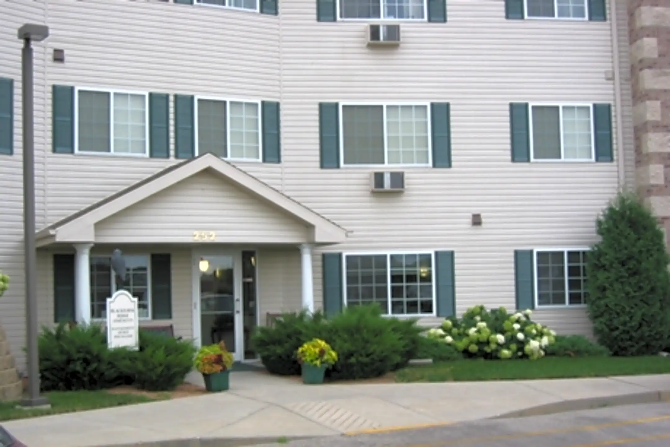 Blackhawk Ridge 252 W Blackhawk Dr Fort Atkinson, WI Apartments for