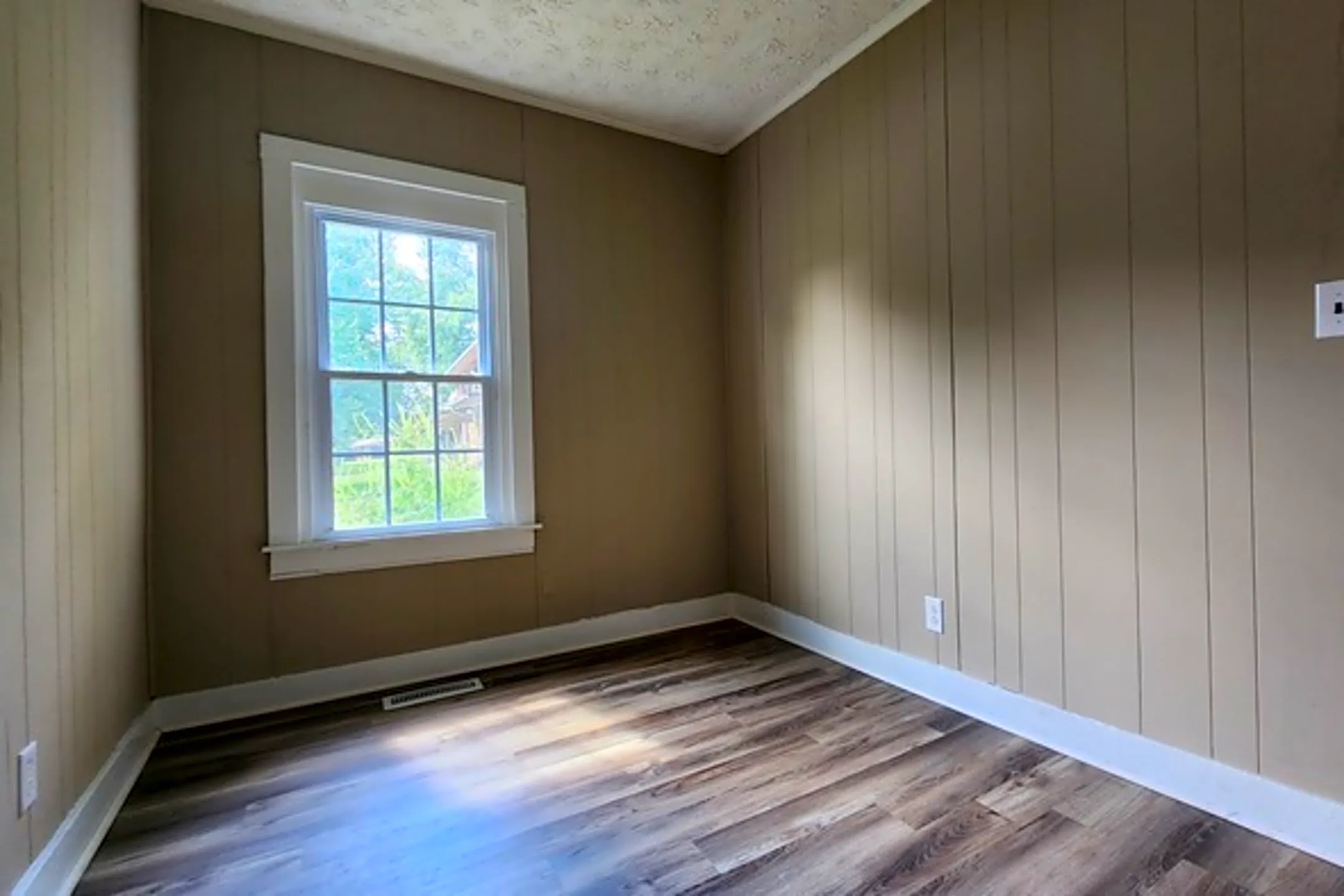 Bedroom - 2101 E Myrtle Ave - Johnson City, TN