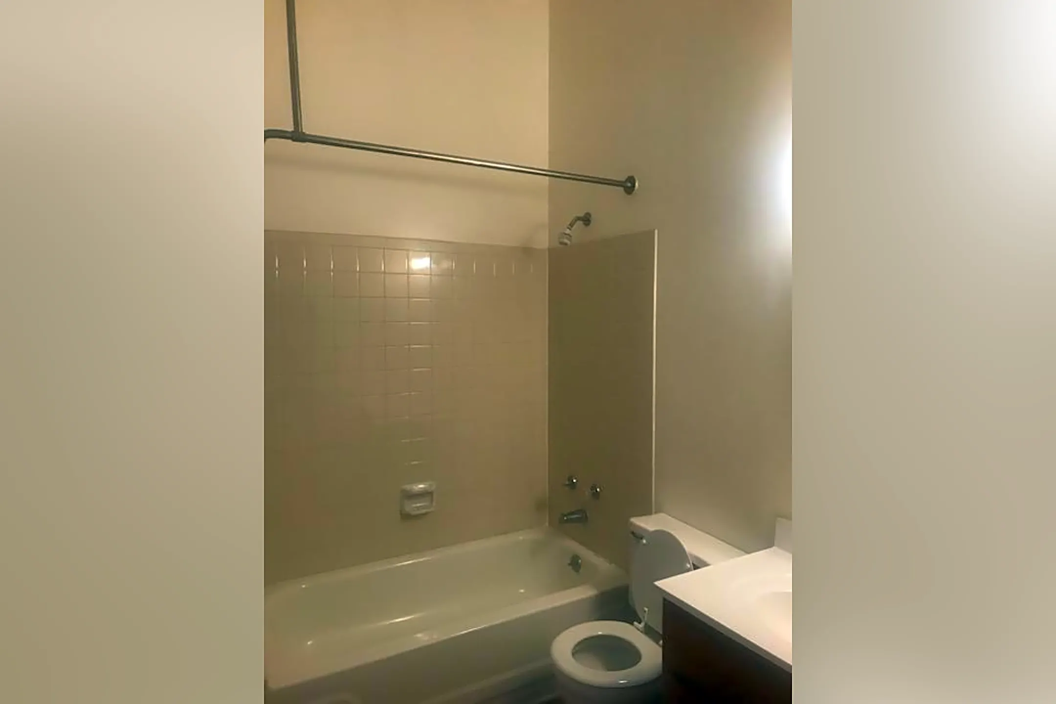 Bathroom - Chestnut Manor - Louisville, KY
