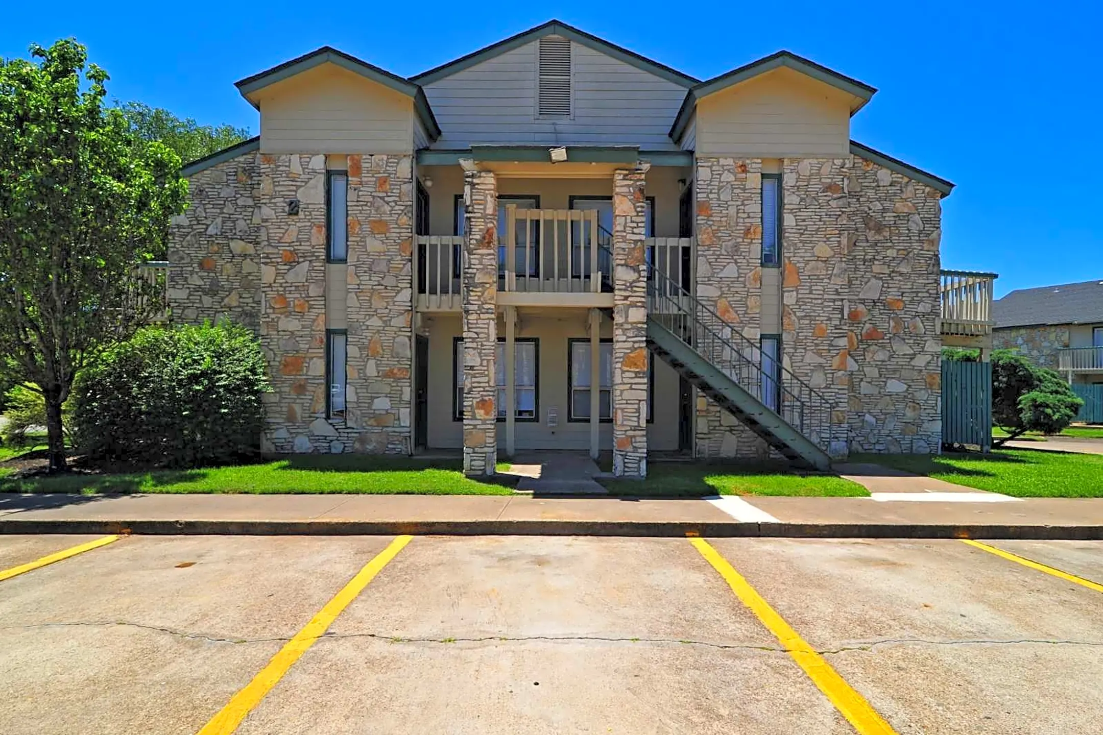 Building - Parkway Circle Apartments - College Station, TX