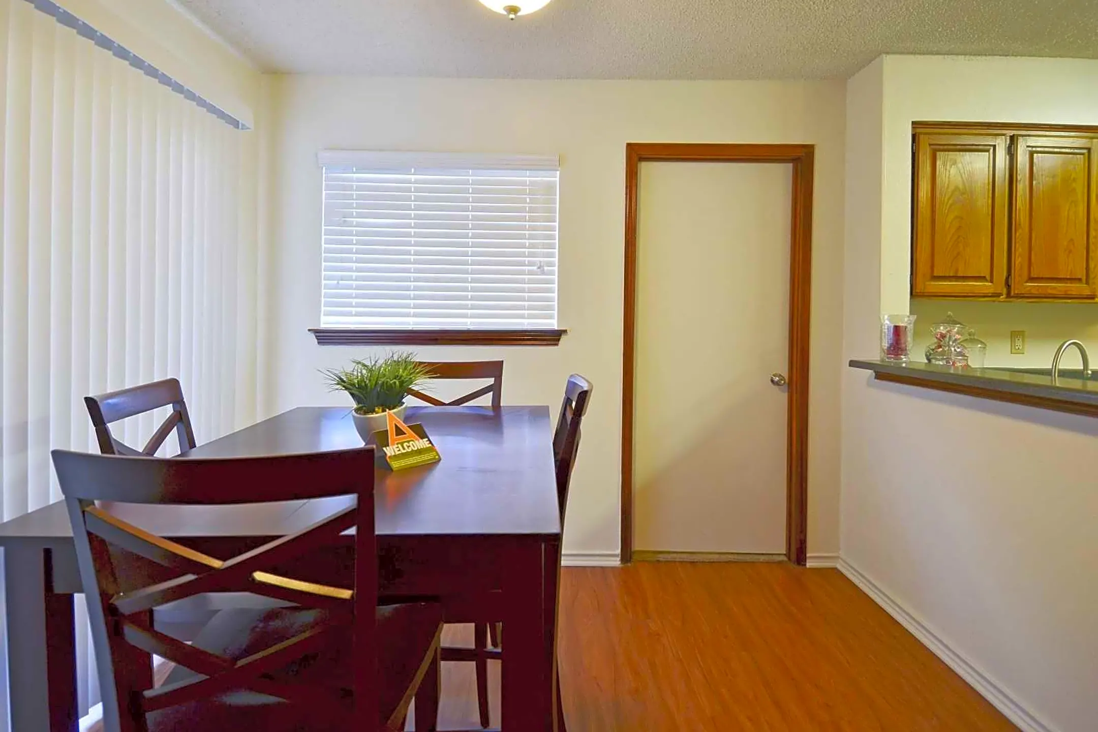 Dining Room - 4000 Horizon Hill Apartments - San Antonio, TX